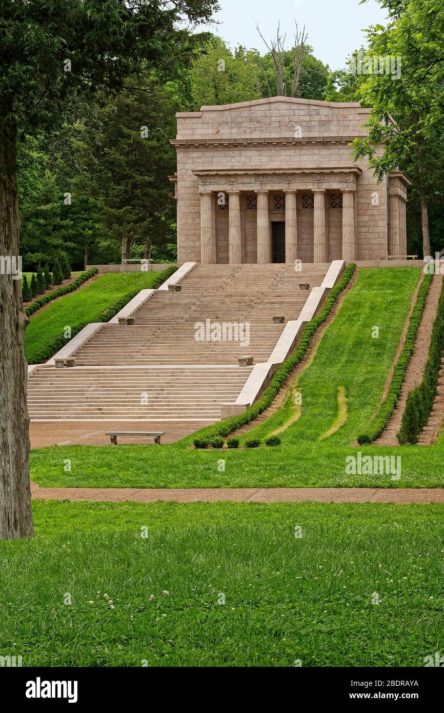 Abraham Lincoln Birthplace National Historical Park; Memorial building, marble, granite, columns, long broad steps, green grass, contains log cabin si Stock Photo