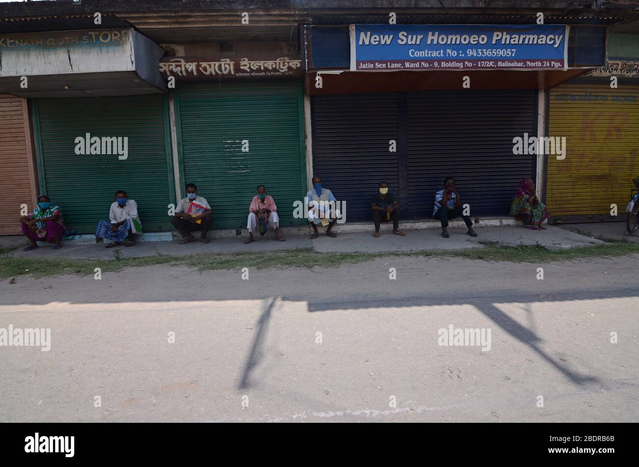 My India common people are waiting in front of Homeopathy doctor clinic during corona crises in outskirts of Kolkata. (Photo by Sandip Saha/Pacific Press) Stock Photo