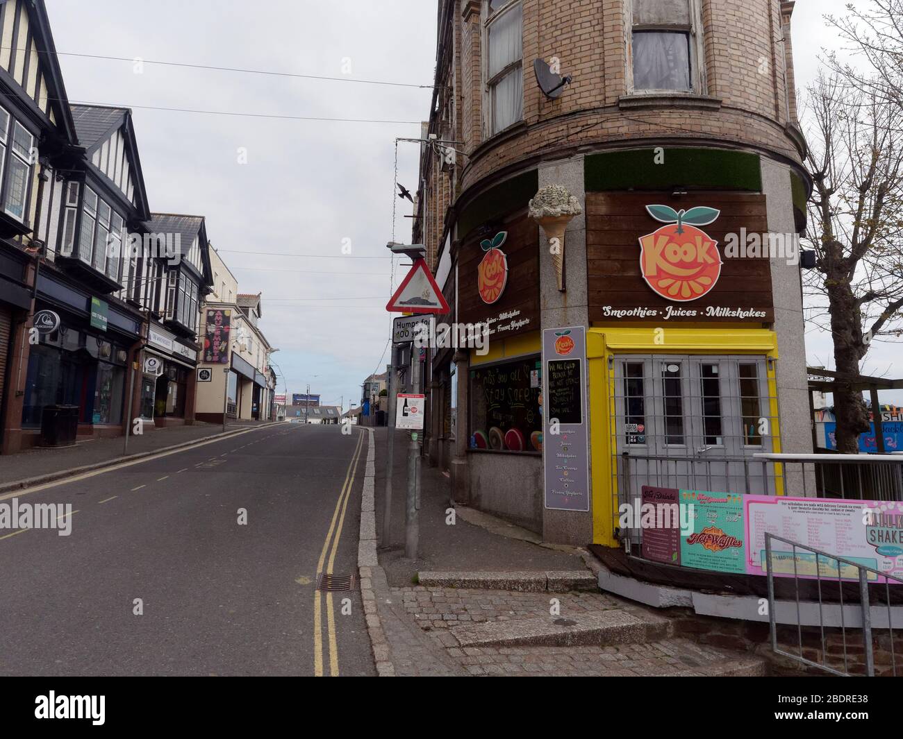 Newquay deserted, Covid 19 lockdown, Shopping area empty, Tourist business closed. Newquay Cornwall, UK. Credit:Robert Taylor/Alamy Live News Stock Photo