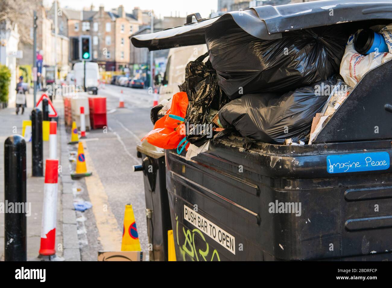 Overflowing bins Raeburn Place, Stockbridge Stock Photo