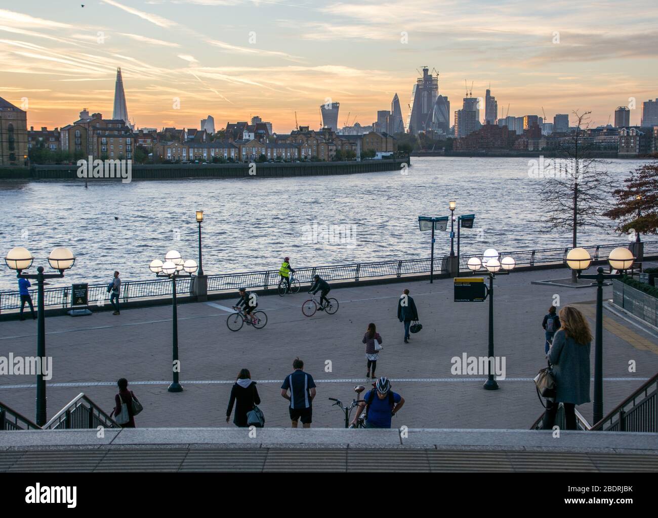 Canary wharf water sunset hi-res stock photography and images - Alamy