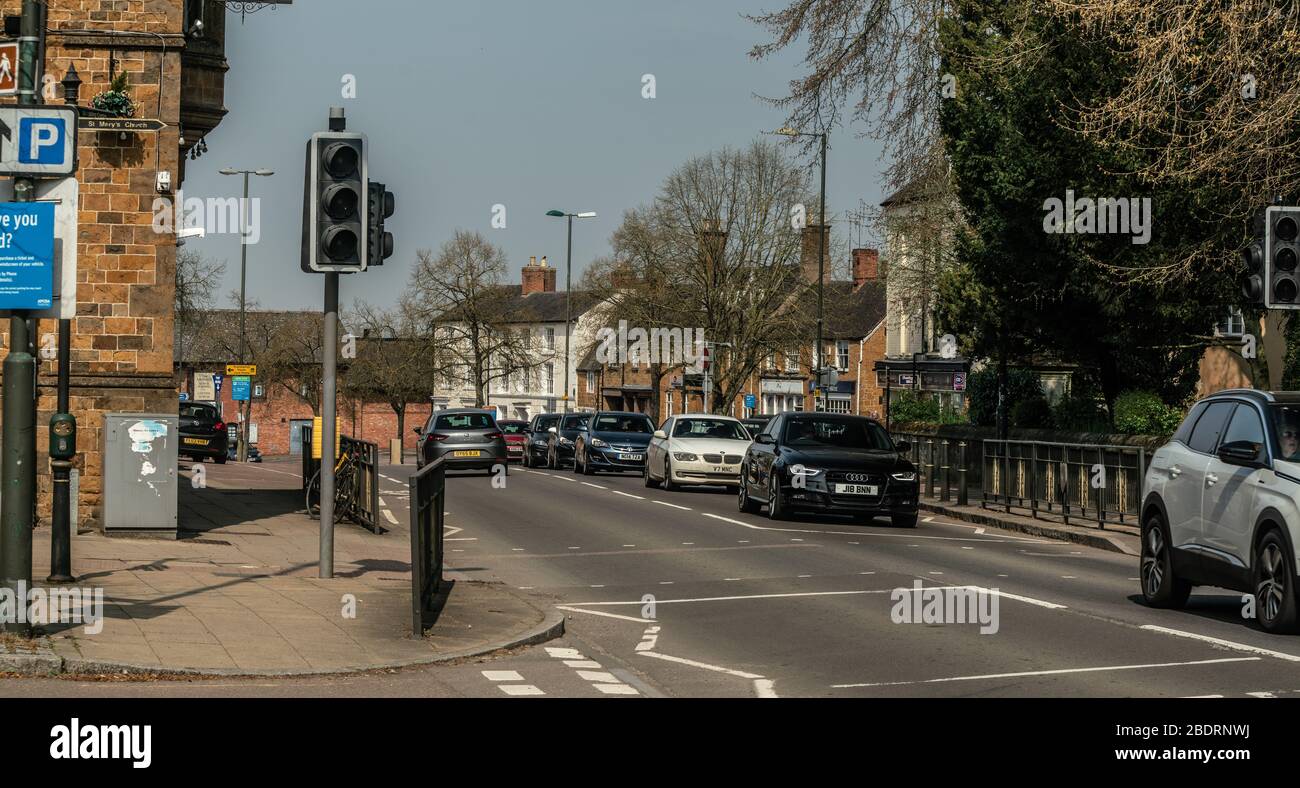 Banbury, Oxfordshire, UK. 9th April, 2020. At the end of week 3 of the UK lockdown due to the coronavirus pandemic, the prospects of a sunny Easter weekend encourages people to venture out depsite government advice to Stay At Home and Save Lives Credit: Bridget Catterall/Alamy Live News Stock Photo