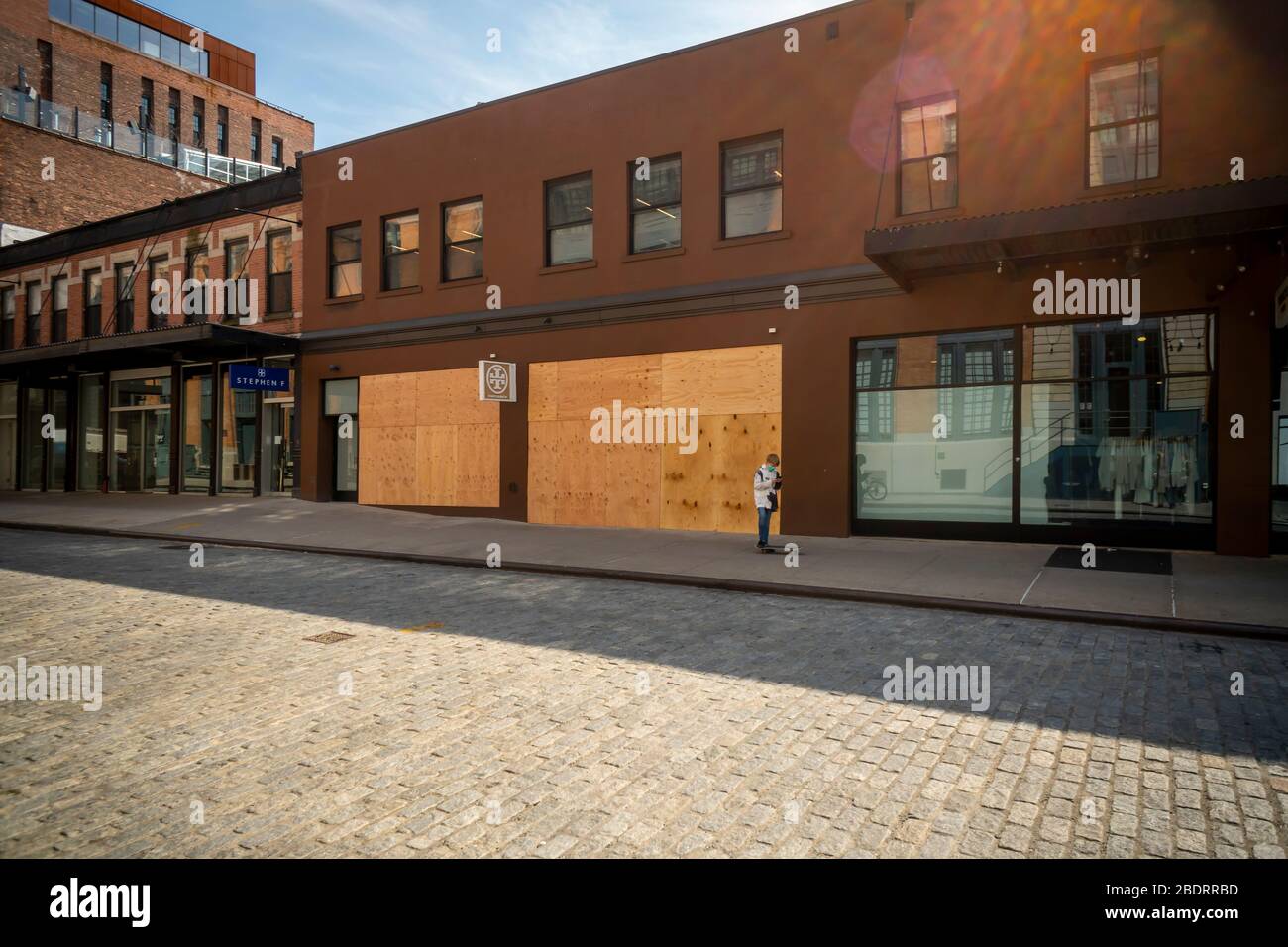 The closed boarded up Tory Burch store in the Meatpacking District in New  York on Monday, April 7, 2020. (© Richard B. Levine Stock Photo - Alamy
