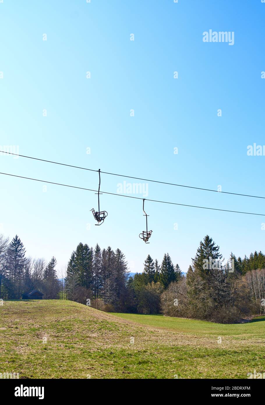Nesselwang, Germany, April 08, 2020. A chairlift, cable car in spring time in the Alpspitzbahn ski arena  on April 08, 2020 in Nesselwang, Germany. © Peter Schatz / Alamy Live News Stock Photo