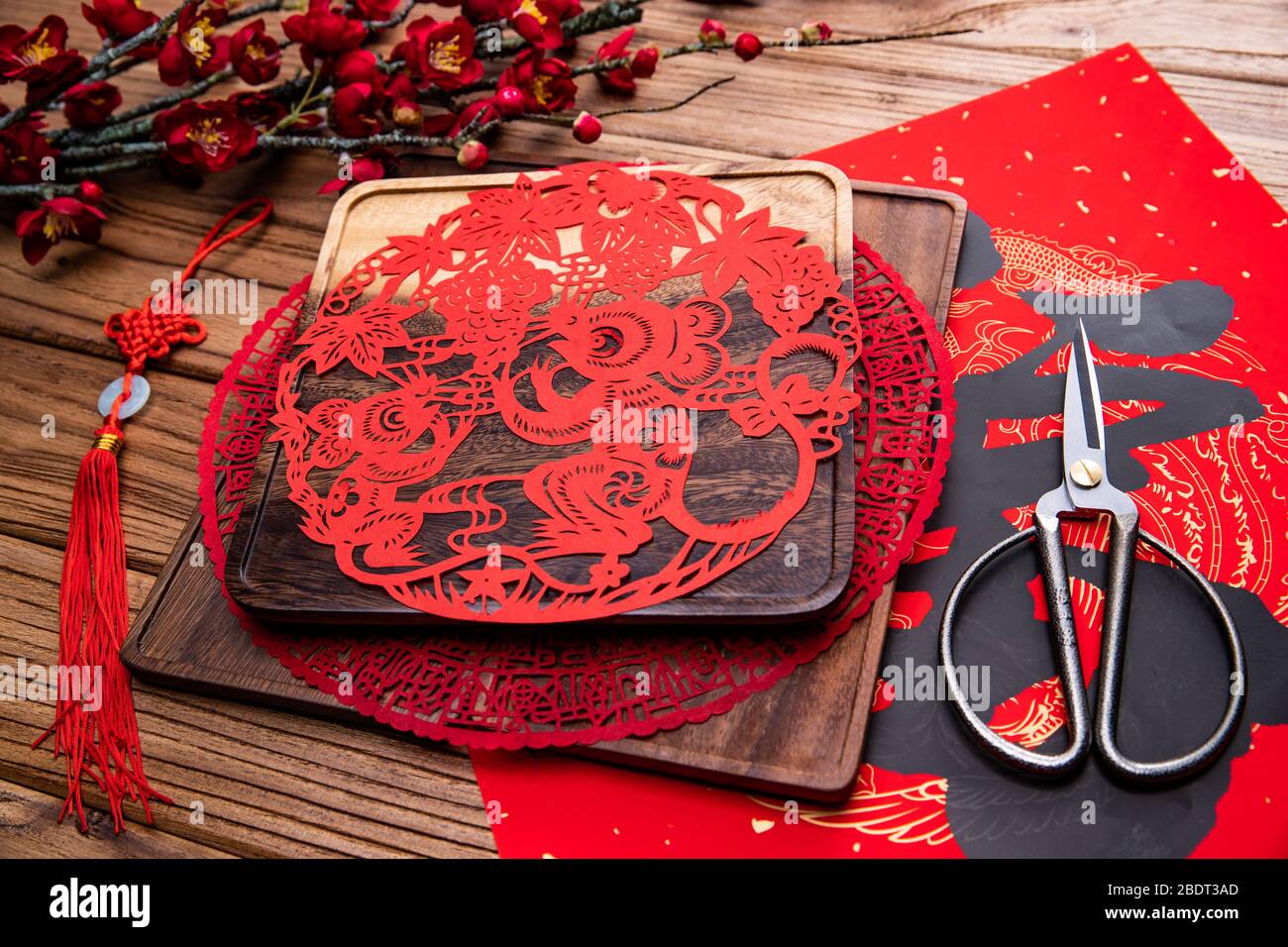 Chinese knot paper cut hi-res stock photography and images - Alamy