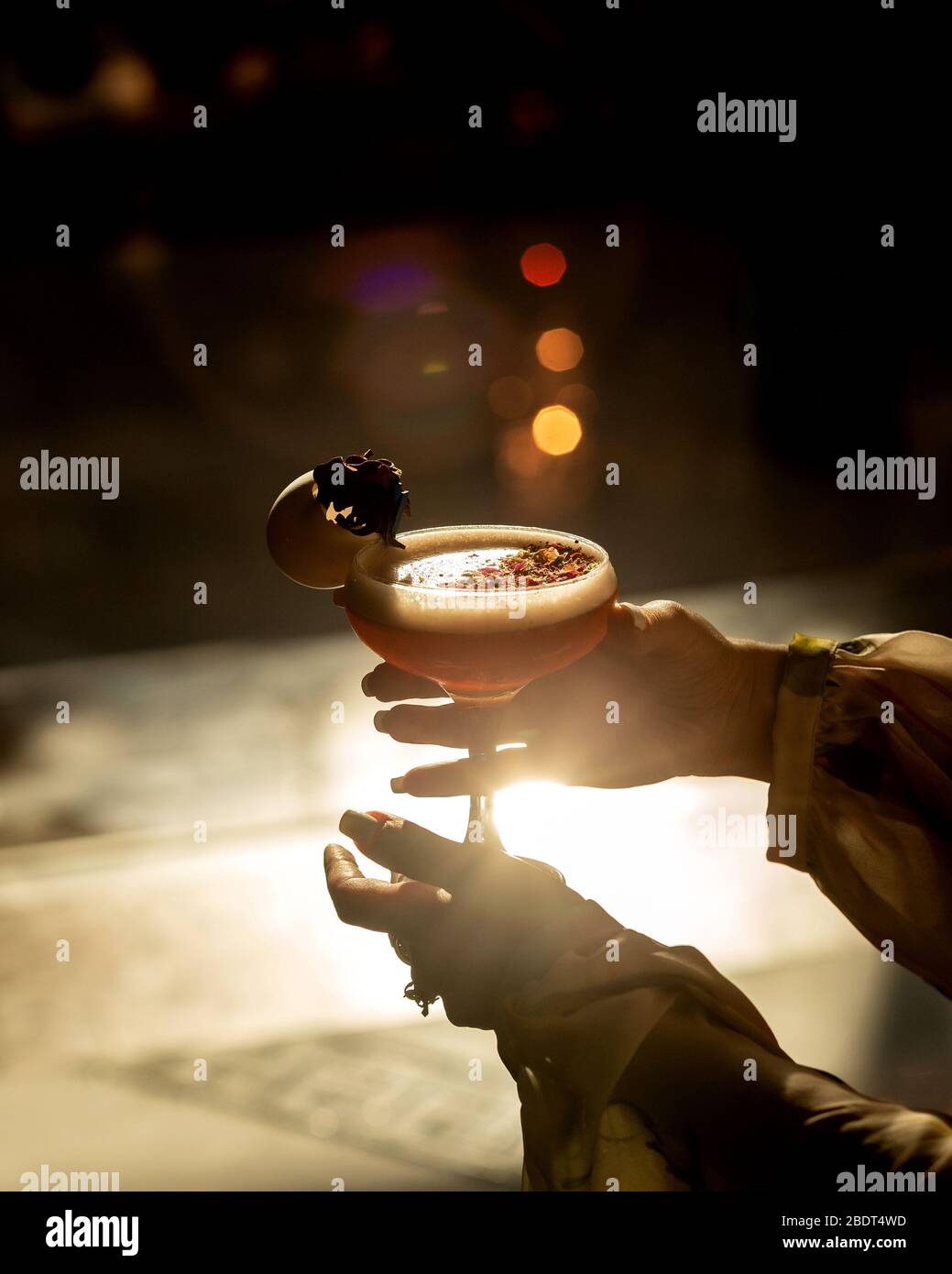 Man holding glass alcohol bar hi-res stock photography and images - Alamy