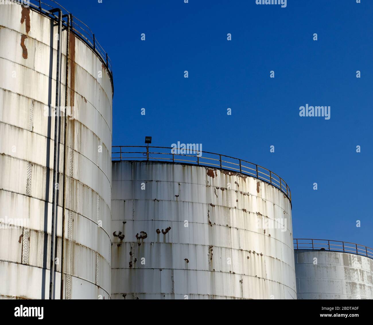Petroleum storage tanks hires stock photography and images Alamy