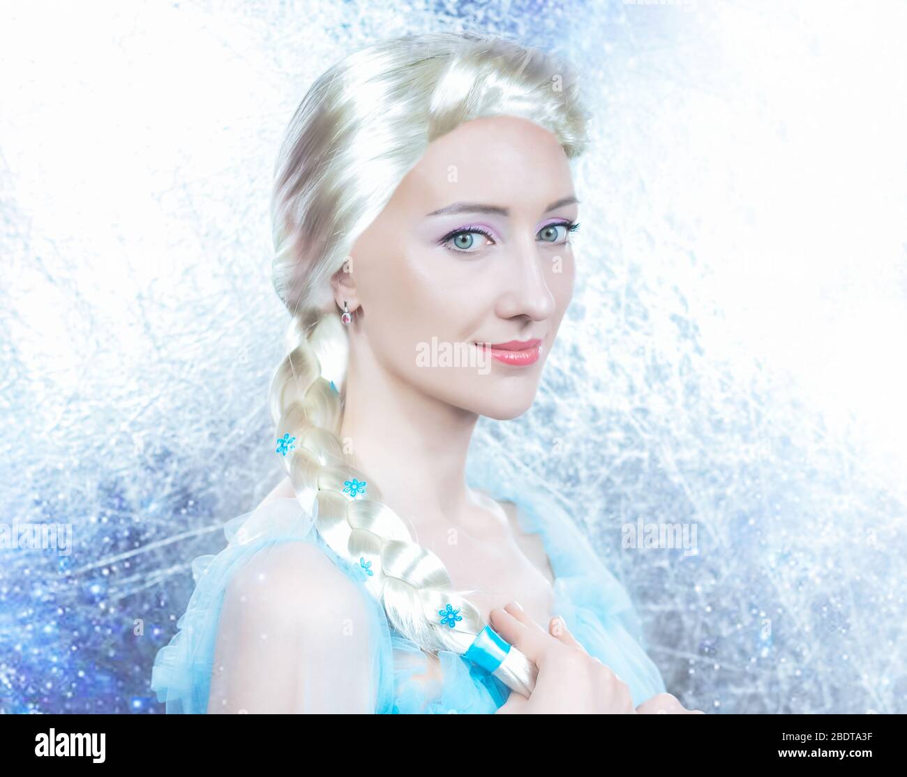Elsa frozen costume hi-res stock photography and images - Alamy