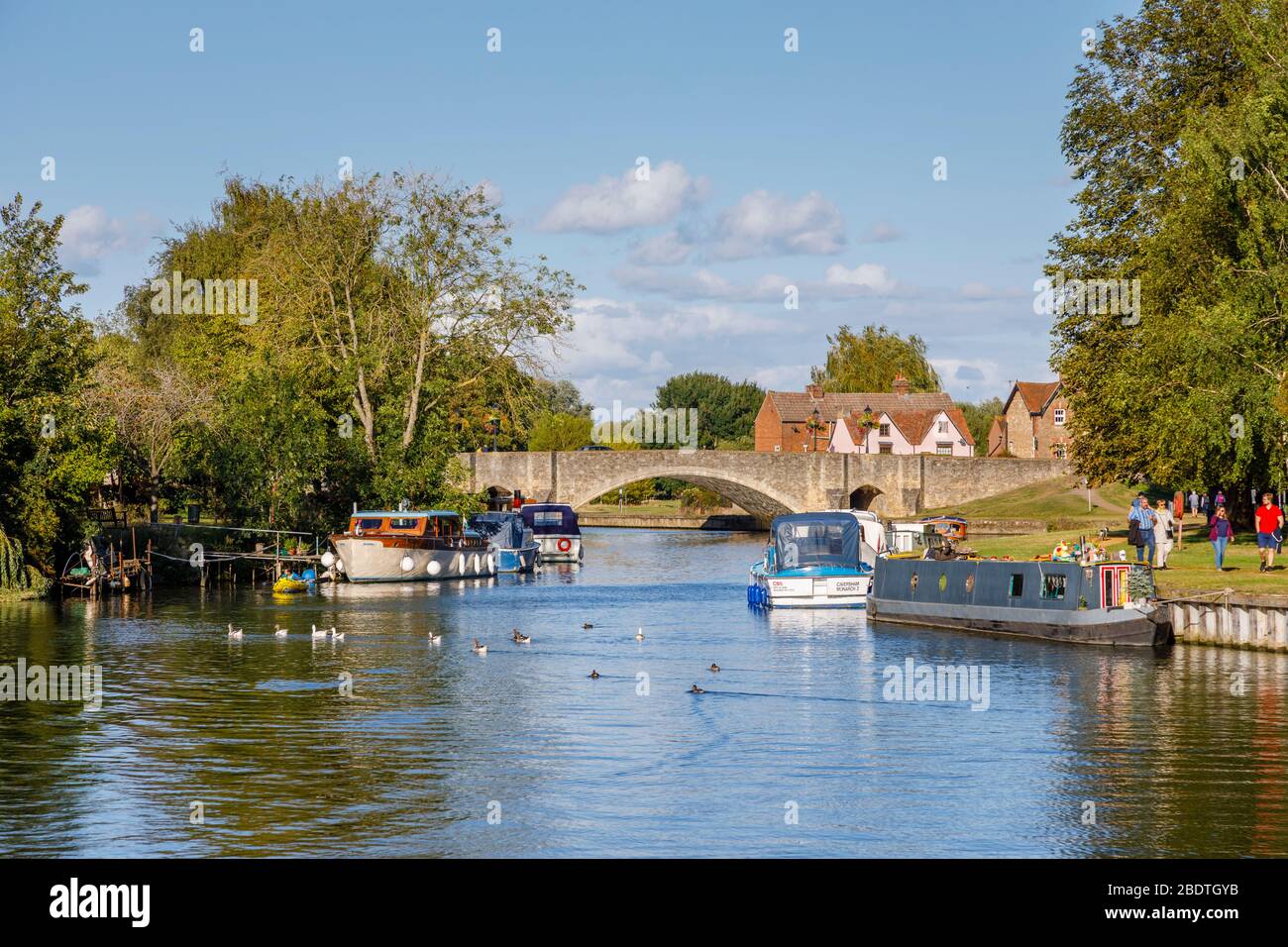 View of moored boats and the arches of Abingdon Bridge over the River Thames in Abingdon-on-Thames, Oxfordshire, south-east England, UK Stock Photo