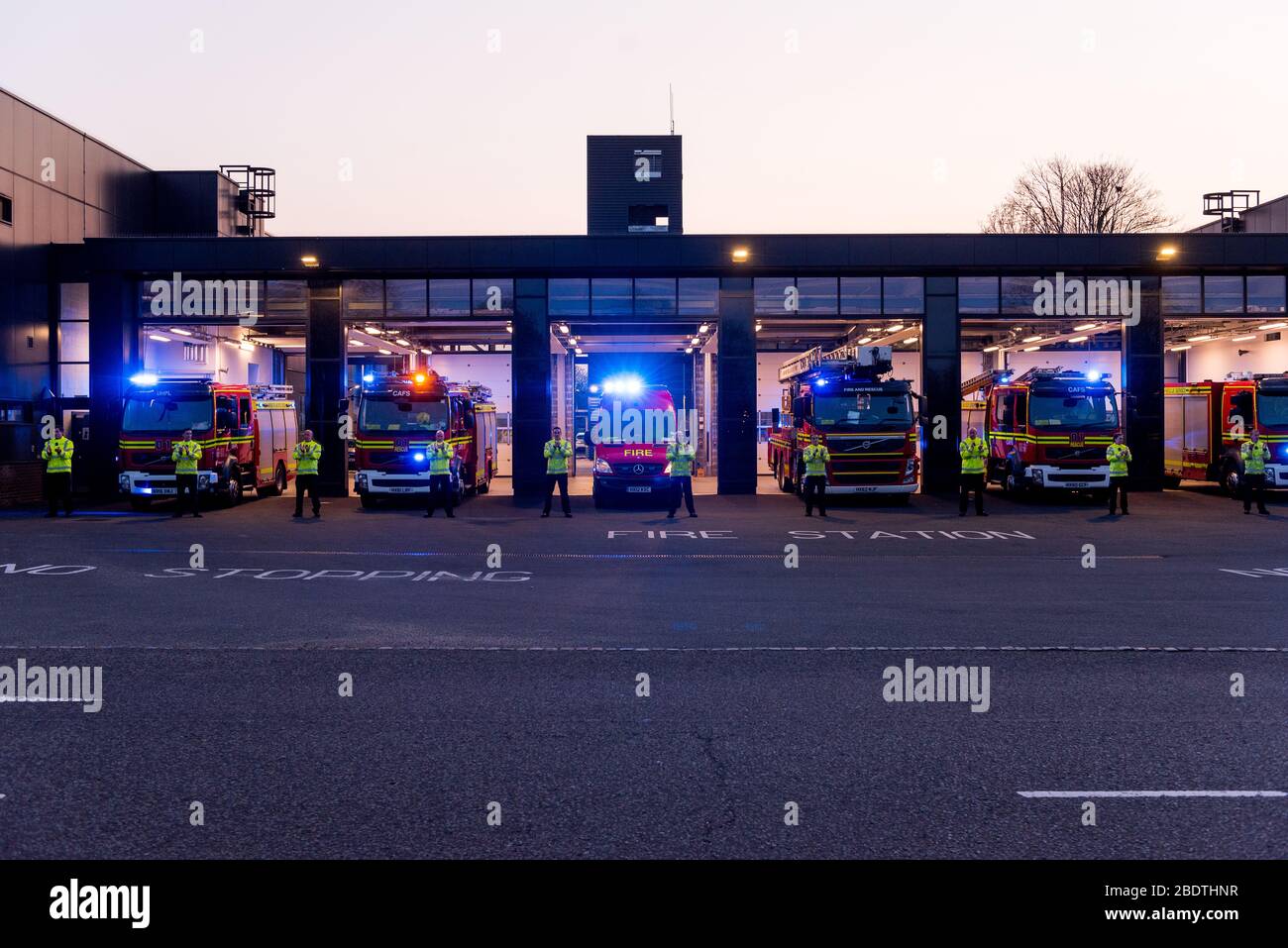 fire service paying tribute to NHS by clapping 8pm in Hampshire Basingstoke firemen clapping Stock Photo