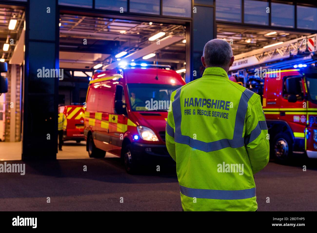 fire service paying tribute to NHS by clapping 8pm in Hampshire Basingstoke firemen clapping Stock Photo