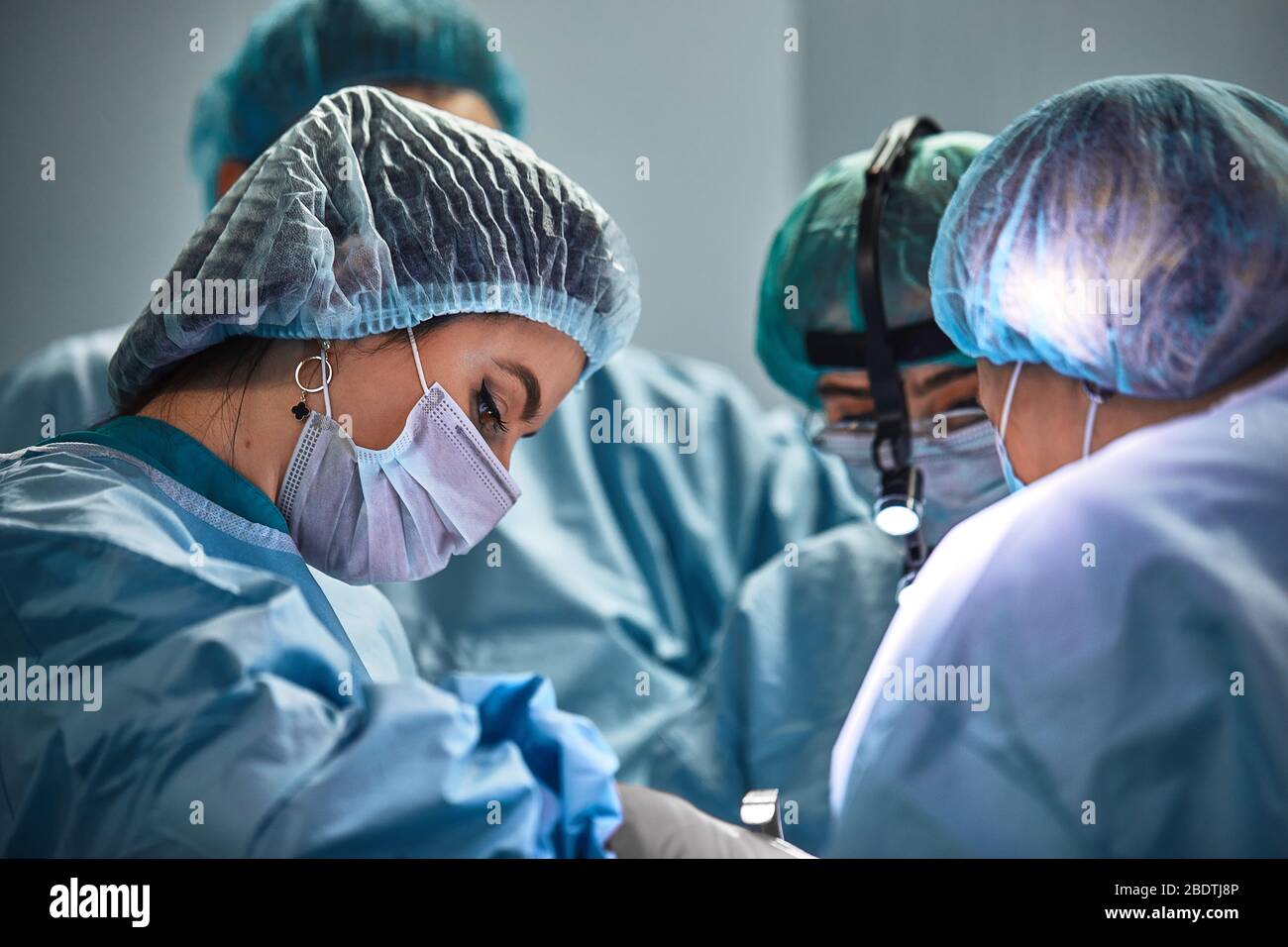 Medical team works in surgery hi-res stock photography and images - Alamy