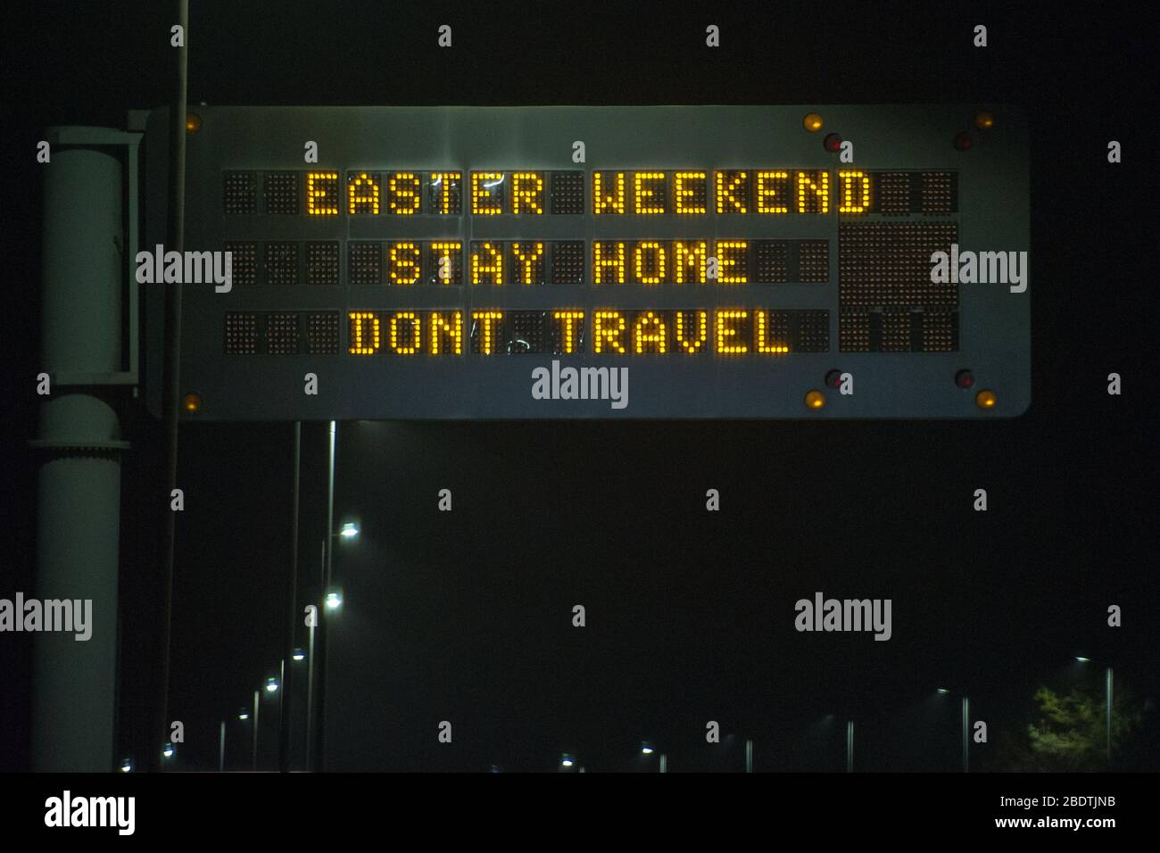 Glasgow, UK. 9th Apr, 2020. Pictured: Road signs all along the M8 and M80 motorways which read, “EASTER WEEKEND STAY HOME DONT TRAVEL” The Coronavirus Pandemic has forced the UK Government to order a shut down of all the UK major cities and make people stay at home, which has left the motorways and all other roads free of the usual nose to tail traffic which would otherwise be there. Credit: Colin Fisher/Alamy Live News Stock Photo