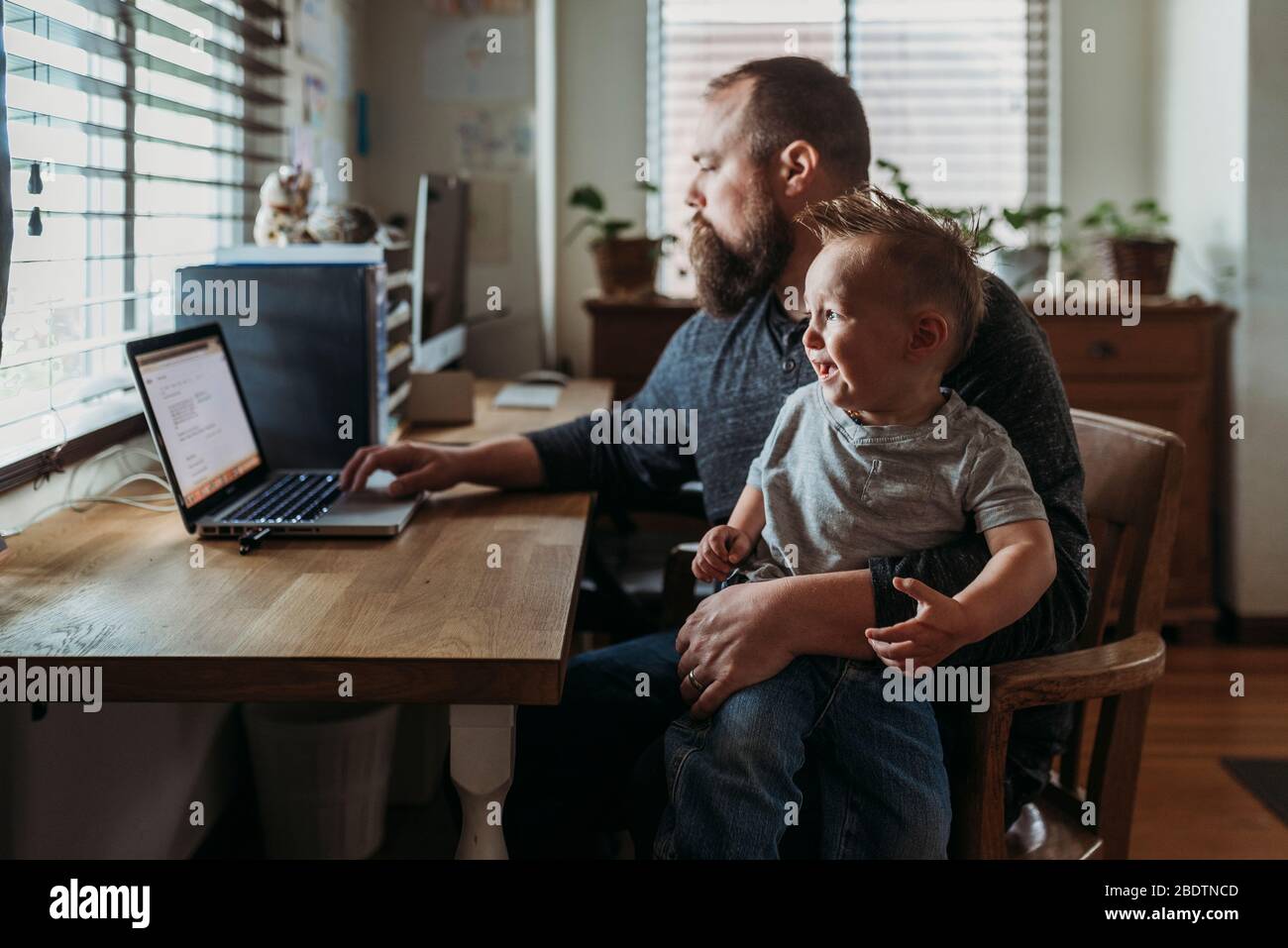 When you are alone at home. Dad work. Ребенок с папой компьютер. Daddy works school. Джейкоб тремблэ с семьей.