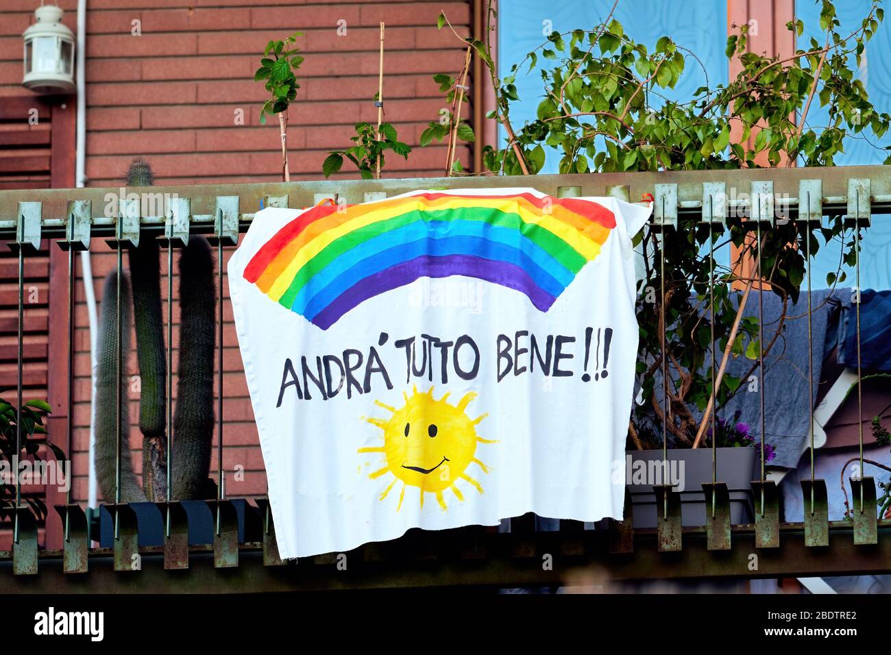 Coronavirus lockdown: Children send a message of hope. Drawn on bed sheet and hung at a balcony, a rainbow and smiling sun say Everything will be fine Stock Photo