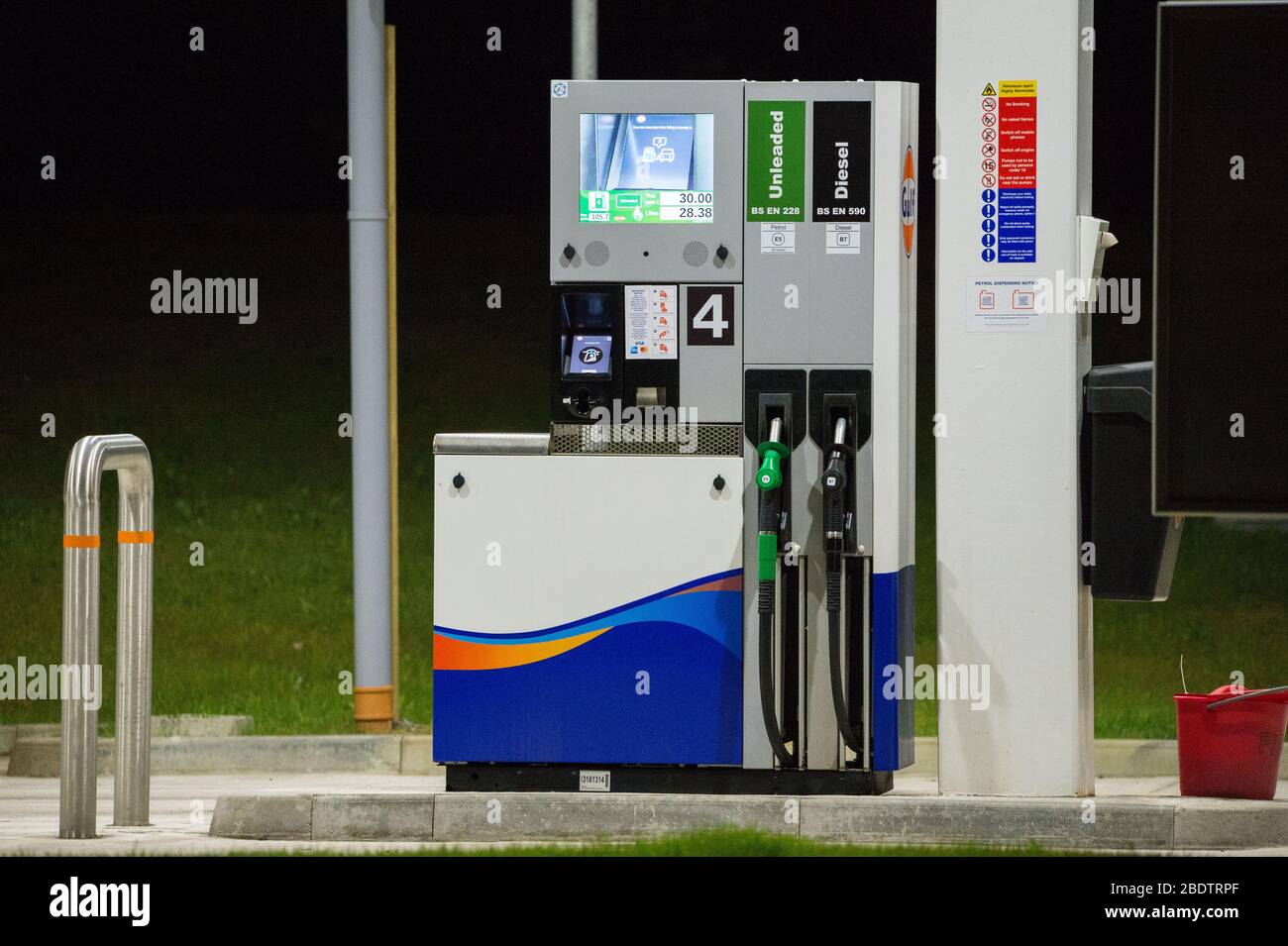 Cumbernauld, UK. 10th Apr, 2020. Pictured: Gulf filling station: Unleaded 105.7 pence/litre Disel 112.7 pence/litre UK Petrol pump prices have plummeted almost £1.00 per litre due to the the Coronavirus (COVID-19) crisis lockdown which has forced people to stay at home. In March 2020 the price oil fell below US$25 per barrel. Credit: Colin Fisher/Alamy Live News Stock Photo