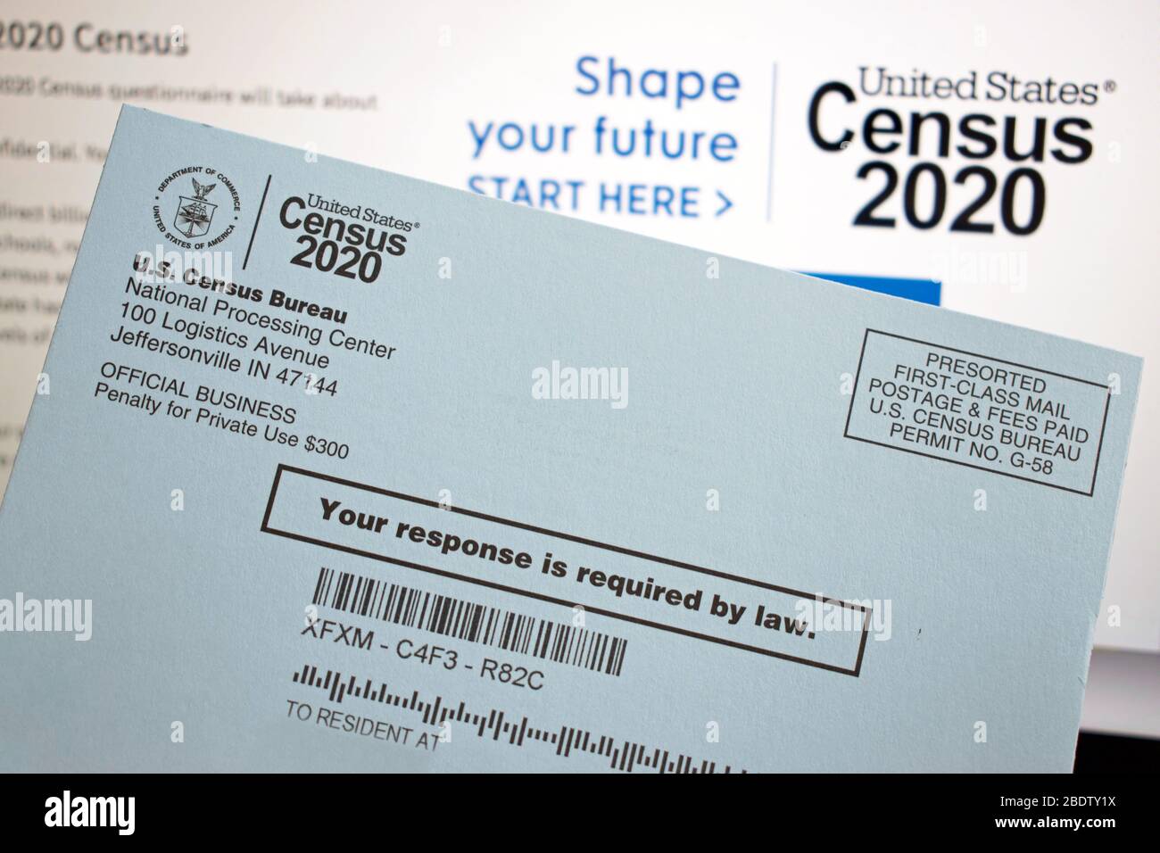 United States 2020 Census forms, letter, postcard, and webpage on laptop screen Stock Photo
