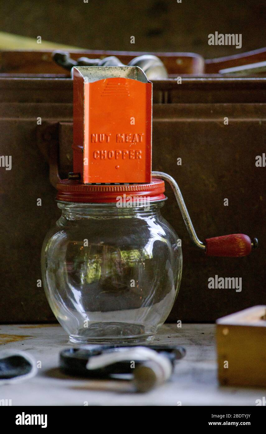 https://c8.alamy.com/comp/2BDTYJY/antique-nut-meat-chopper-is-perfect-for-making-home-made-peanut-butter-2BDTYJY.jpg