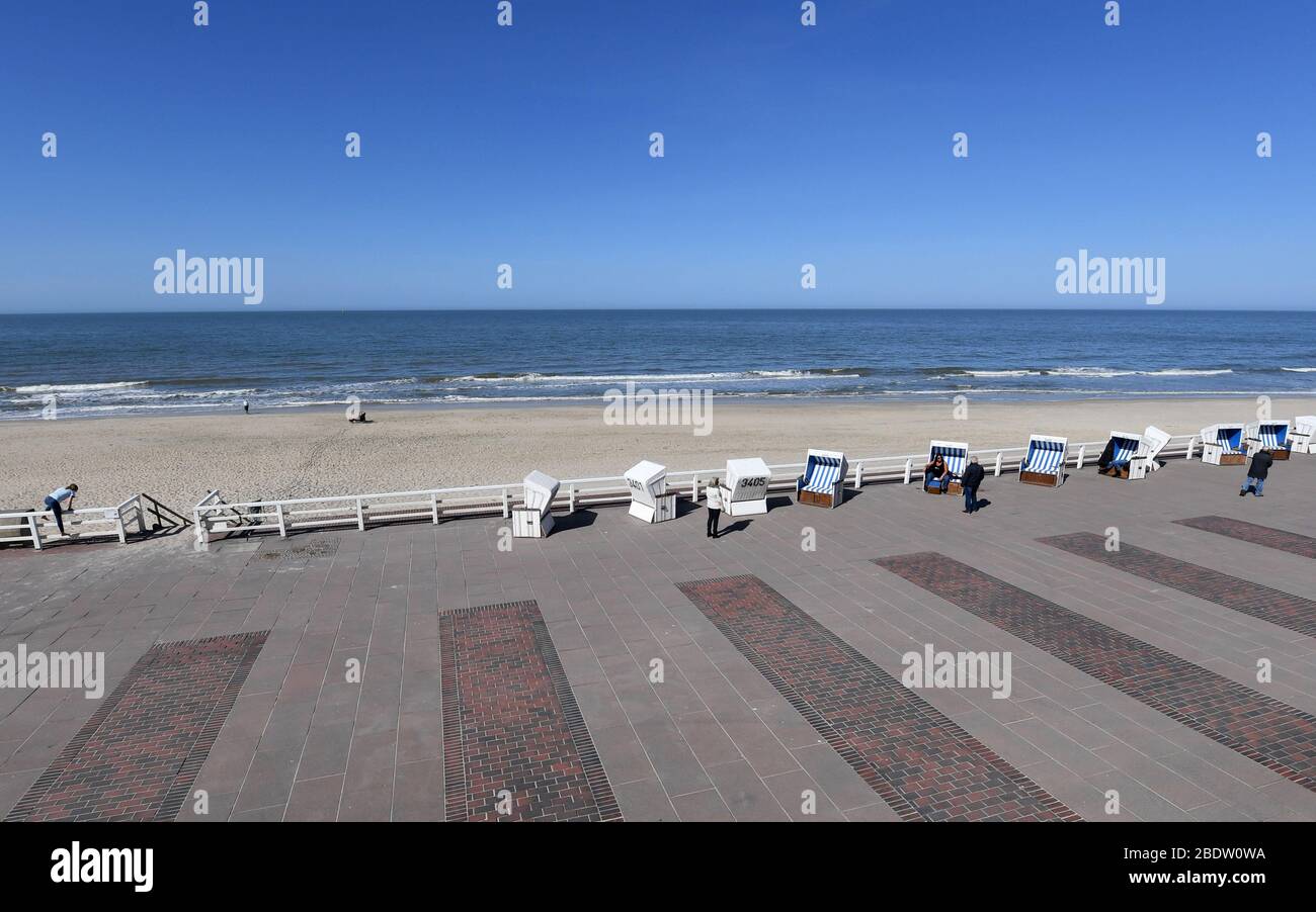 Westerland, Germany. 07th Apr, 2020. Beach chairs stand at the almost deserted promenade (To dpa "It's a disaster" - A visit to the isolated Sylt) Credit: Carsten Rehder/dpa/Alamy Live News Stock Photo