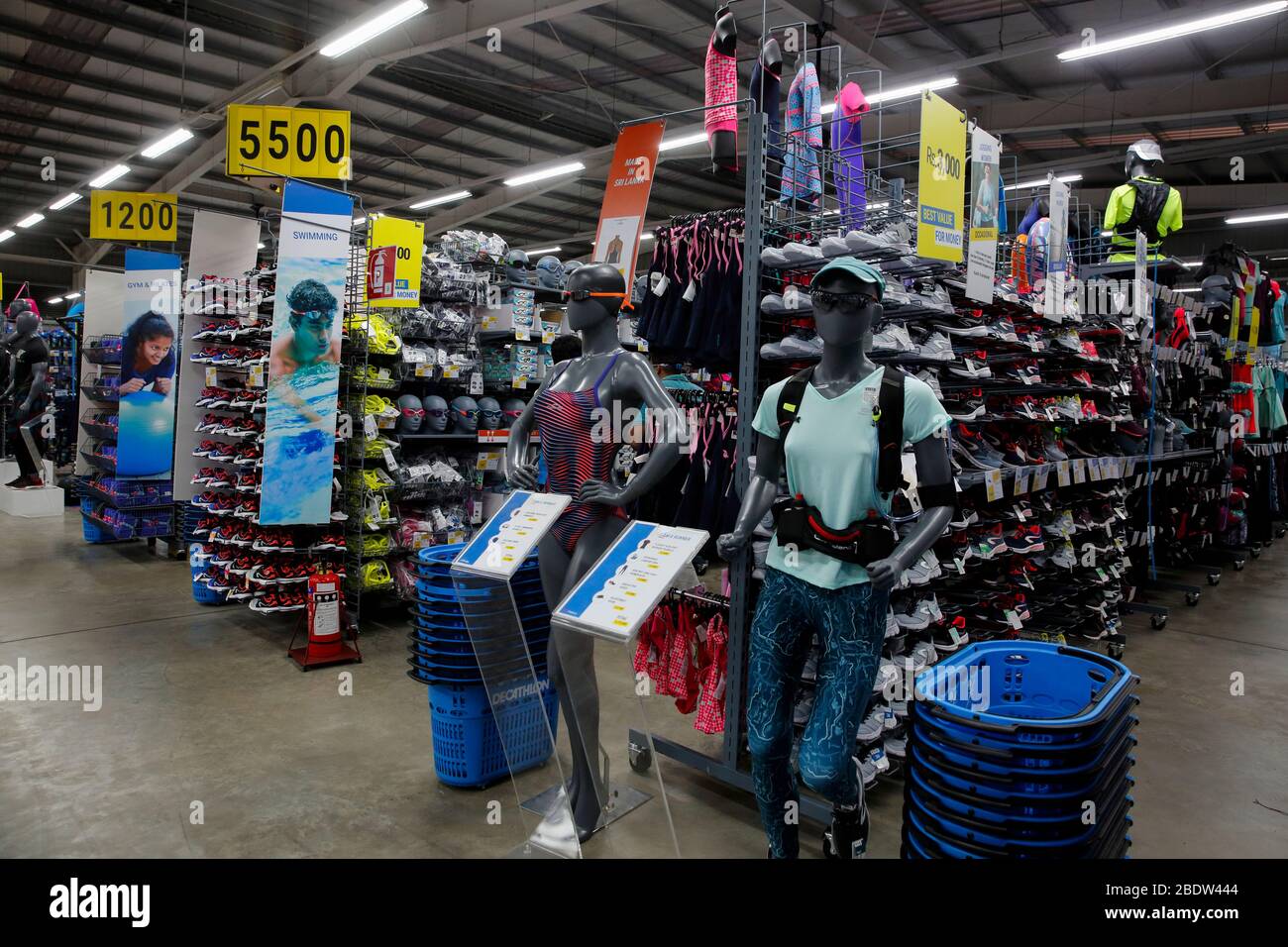 Page 5 - Decathlon France High Resolution Stock Photography and Images -  Alamy