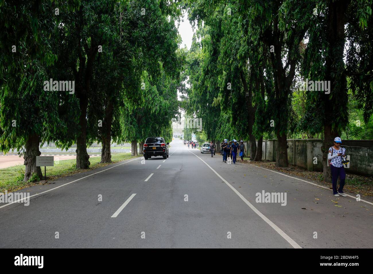Road clean sri lanka hi-res stock photography and images - Alamy