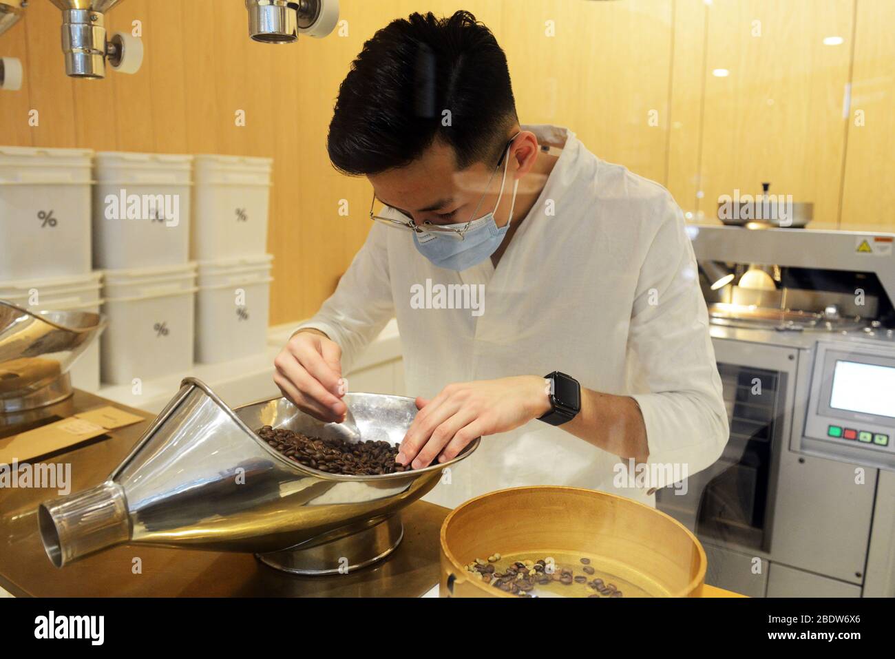 Sorting out coffee beans at the Arabica Hong Kong IFC Stock Photo Alamy