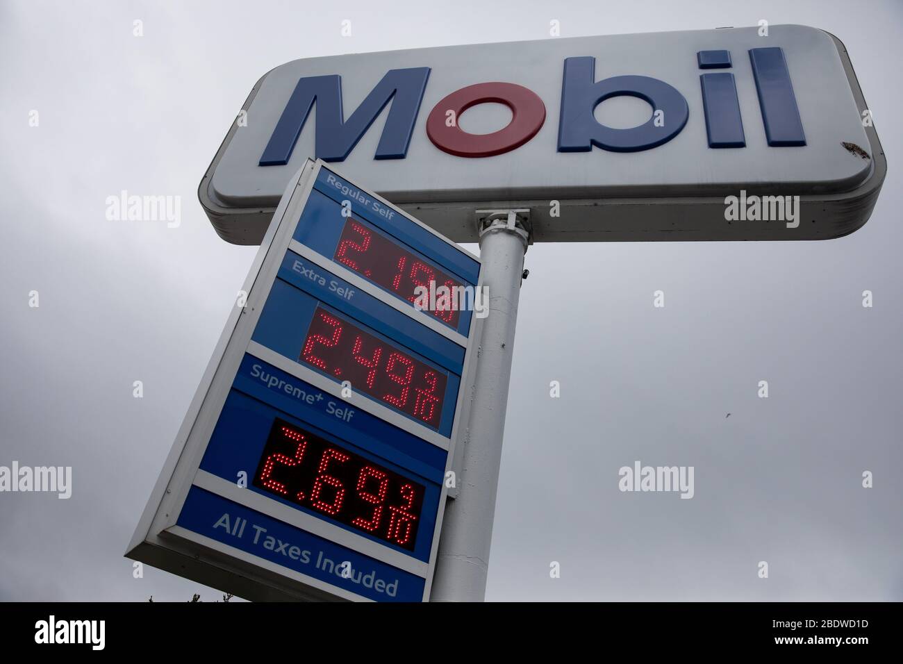 Mobil gas station hires stock photography and images Alamy