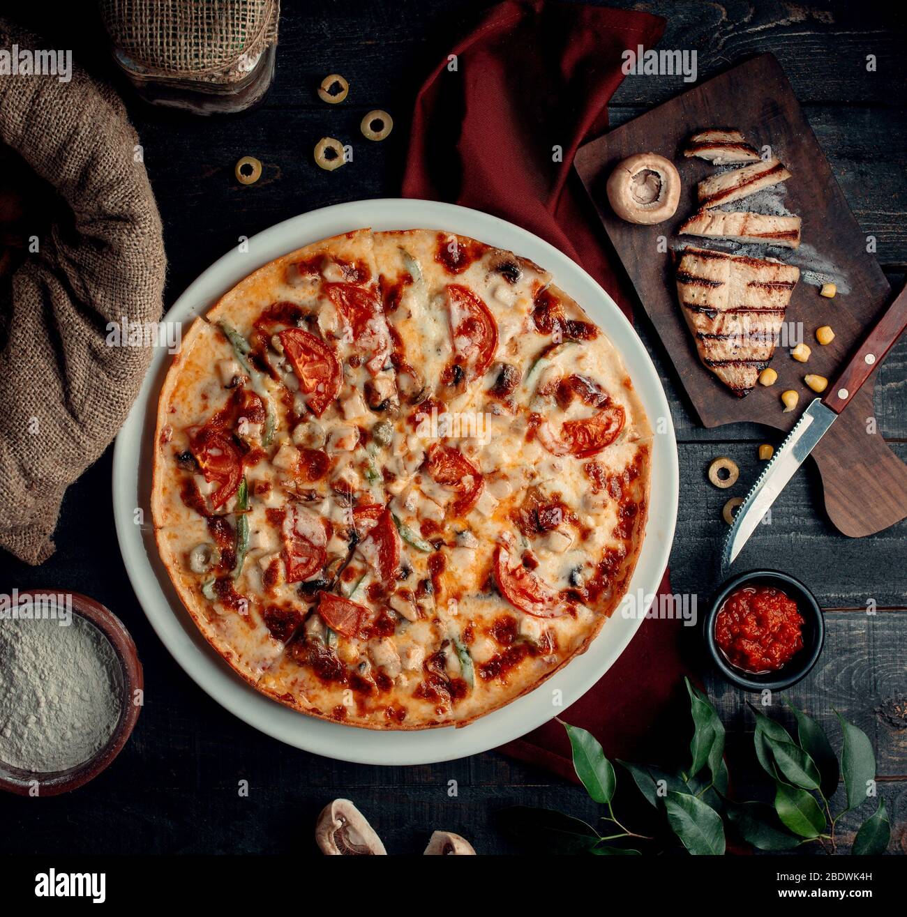 рекламная вывеска пиццерии. стачки 190/16 ростов-на-дону. пицца с мясом. пиццерия западный. пицца поло вид сверху.