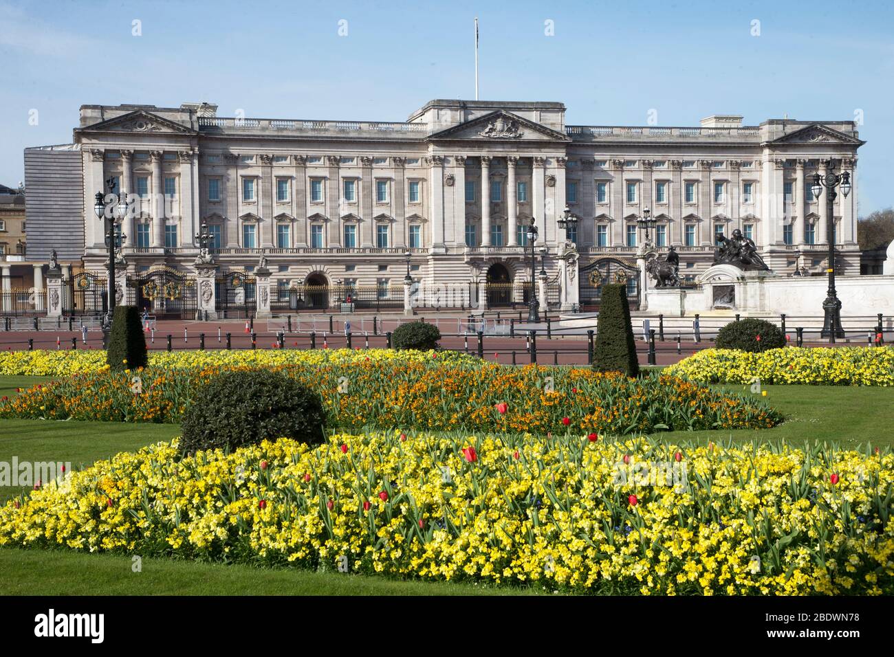 Buckingham Palace home to HM The Queen in London Stock Photo - Alamy