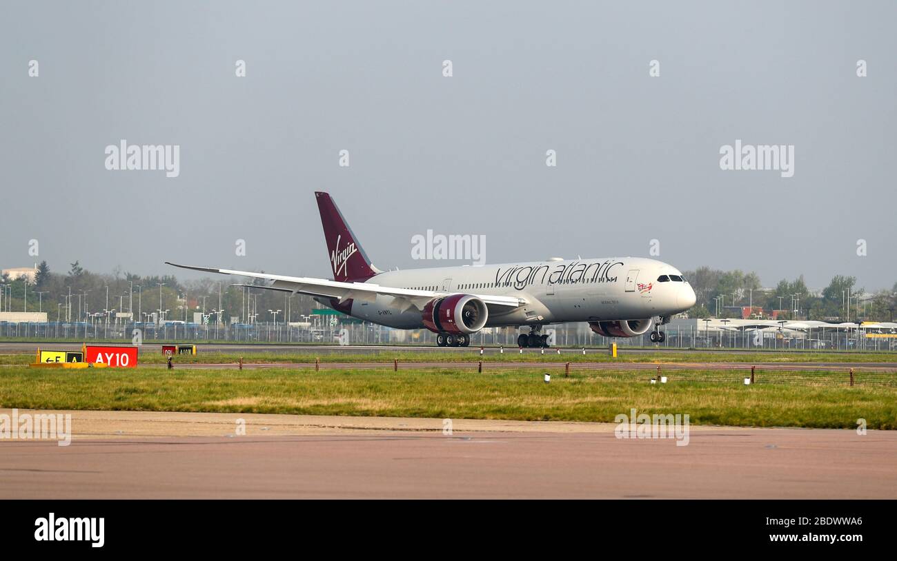 Virgin atlantic flight vs355 arrives at london heathrow hi-res stock ...