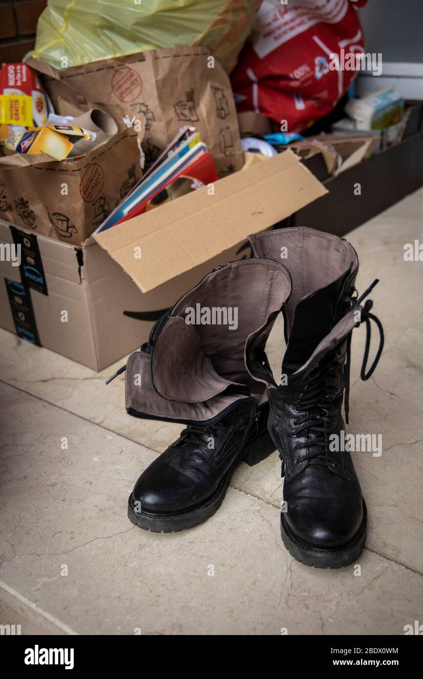 Shoes left outside house hires stock photography and images Alamy