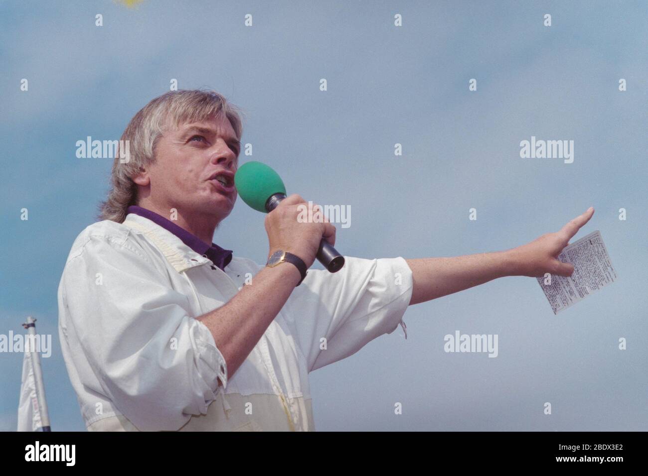 Archive image of David Icke. Photographed at the BBC Radio One Roadshow in Devon in the 1990's DJ Nicky Campbell was the host Stock Photo