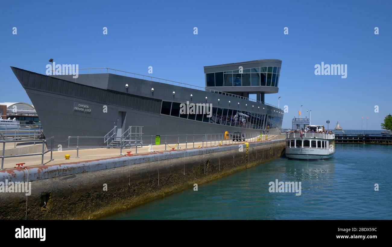 Chicago river lock lake michigan hi-res stock photography and images ...
