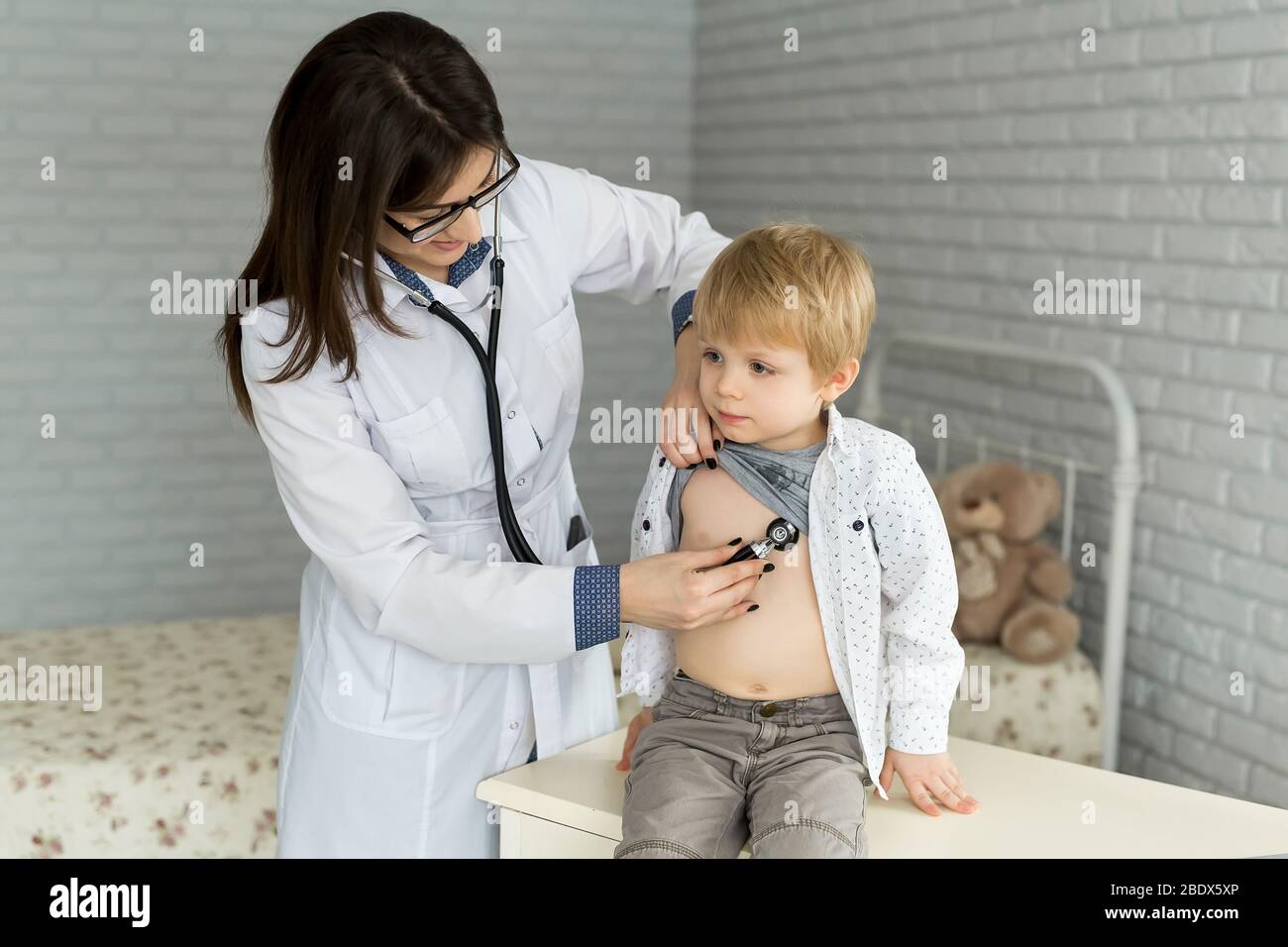 Дети врачей новости. Доктор для детей. Педиатр. Ребенок и сердце педиатрия. Врач и ребенок.