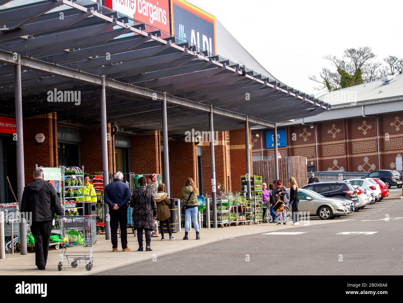 People Queing Outside Shop High Resolution Stock Photography And Images Alamy