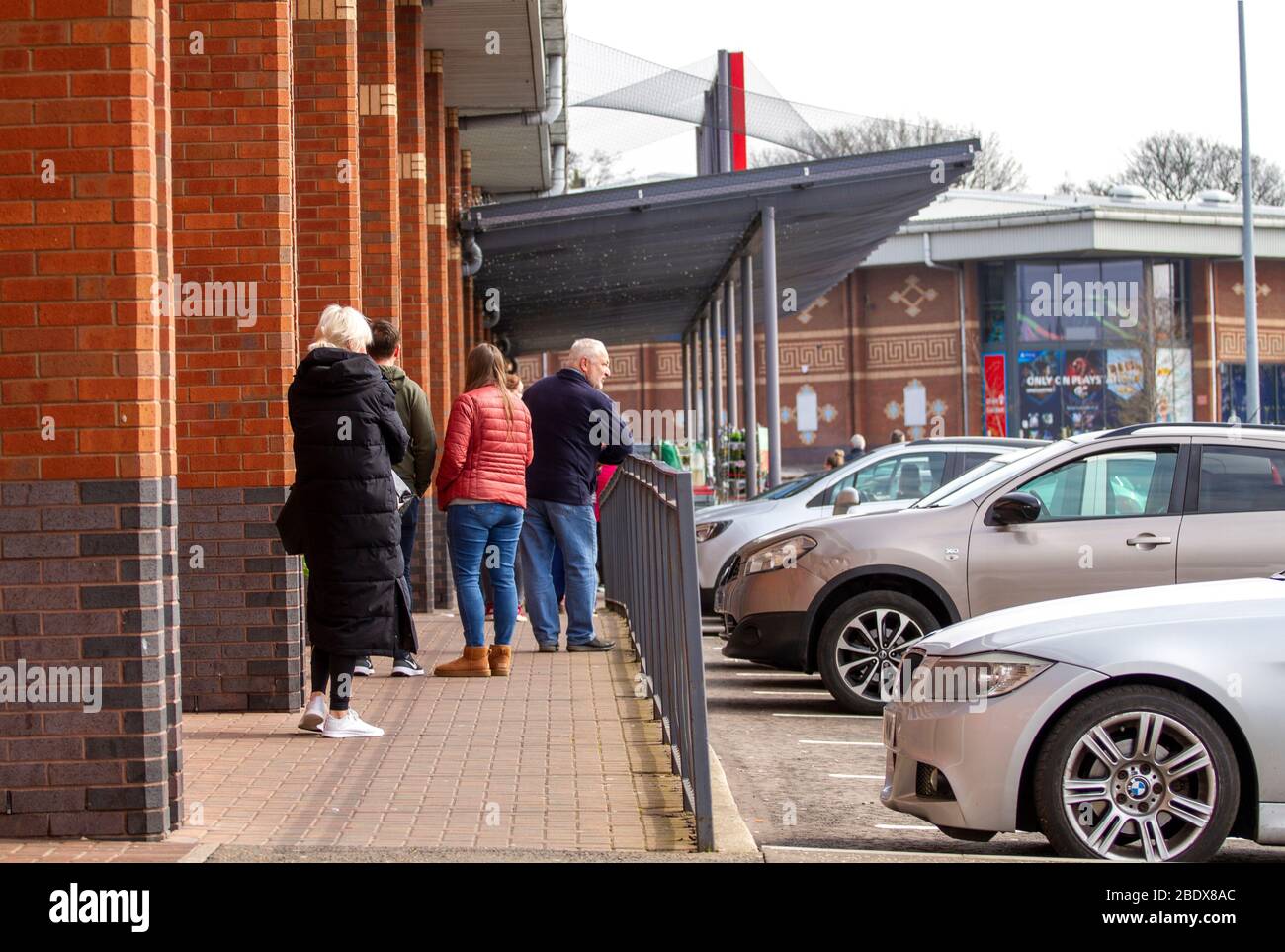 People Queing Outside Shop High Resolution Stock Photography And Images Alamy