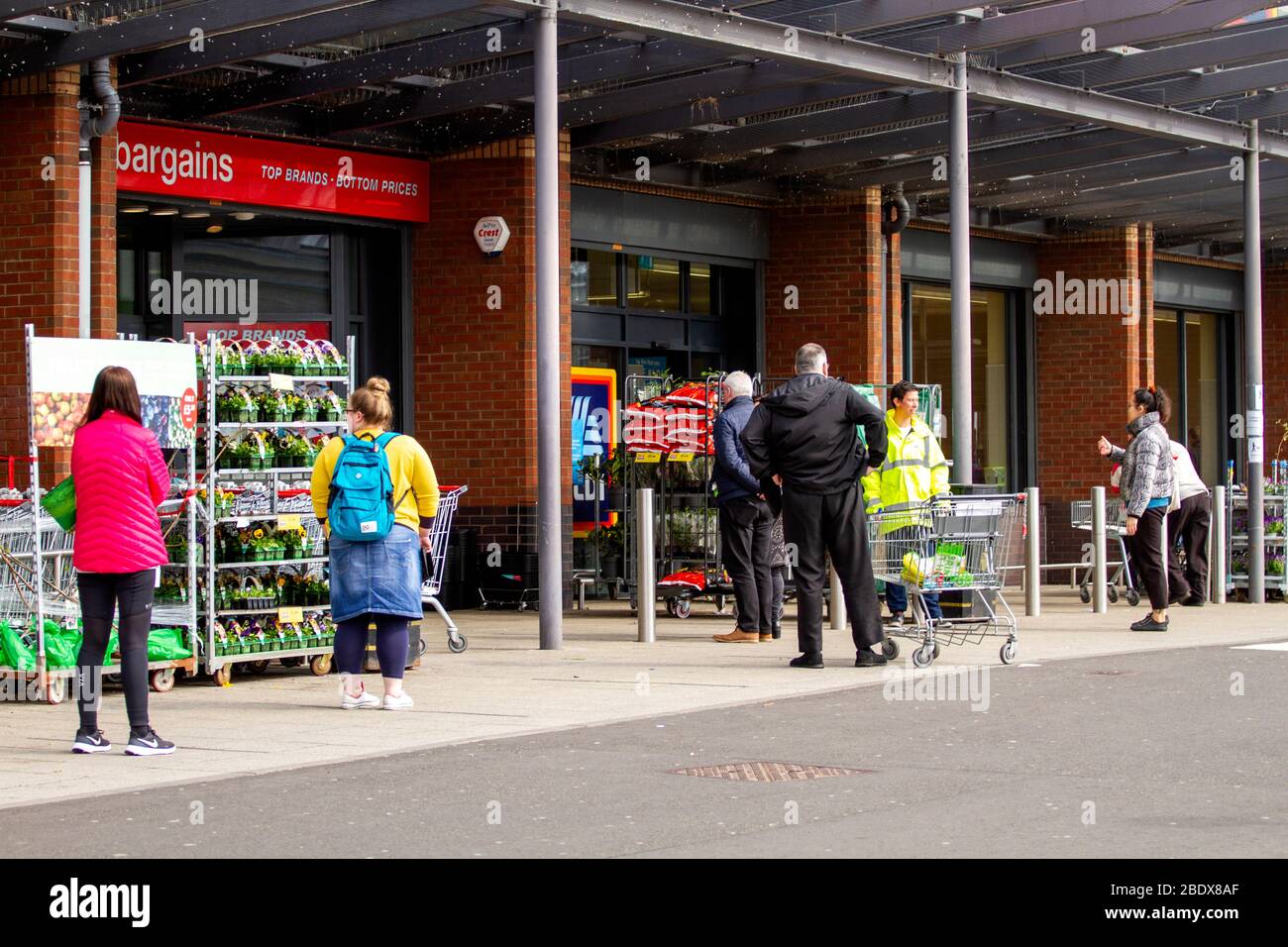 People Queing Outside Shop High Resolution Stock Photography And Images Alamy