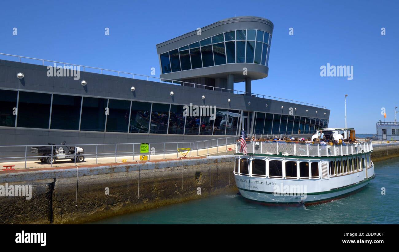 Chicago River Lock at Lake Michigan - CHICAGO. UNITED STATES - JUNE 11 ...