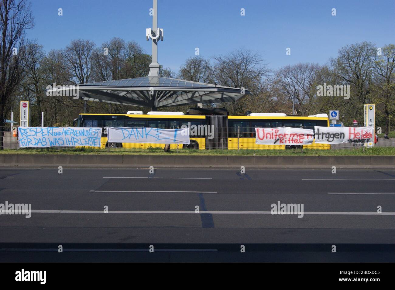 Corona in Berlin-Spandau: Spandauer Bürger haben auf dem Mittelstreifen am Altstädter Ring in Höhe „U-Bahnhof Rathaus Spandau“ Transparente angebracht Stock Photo