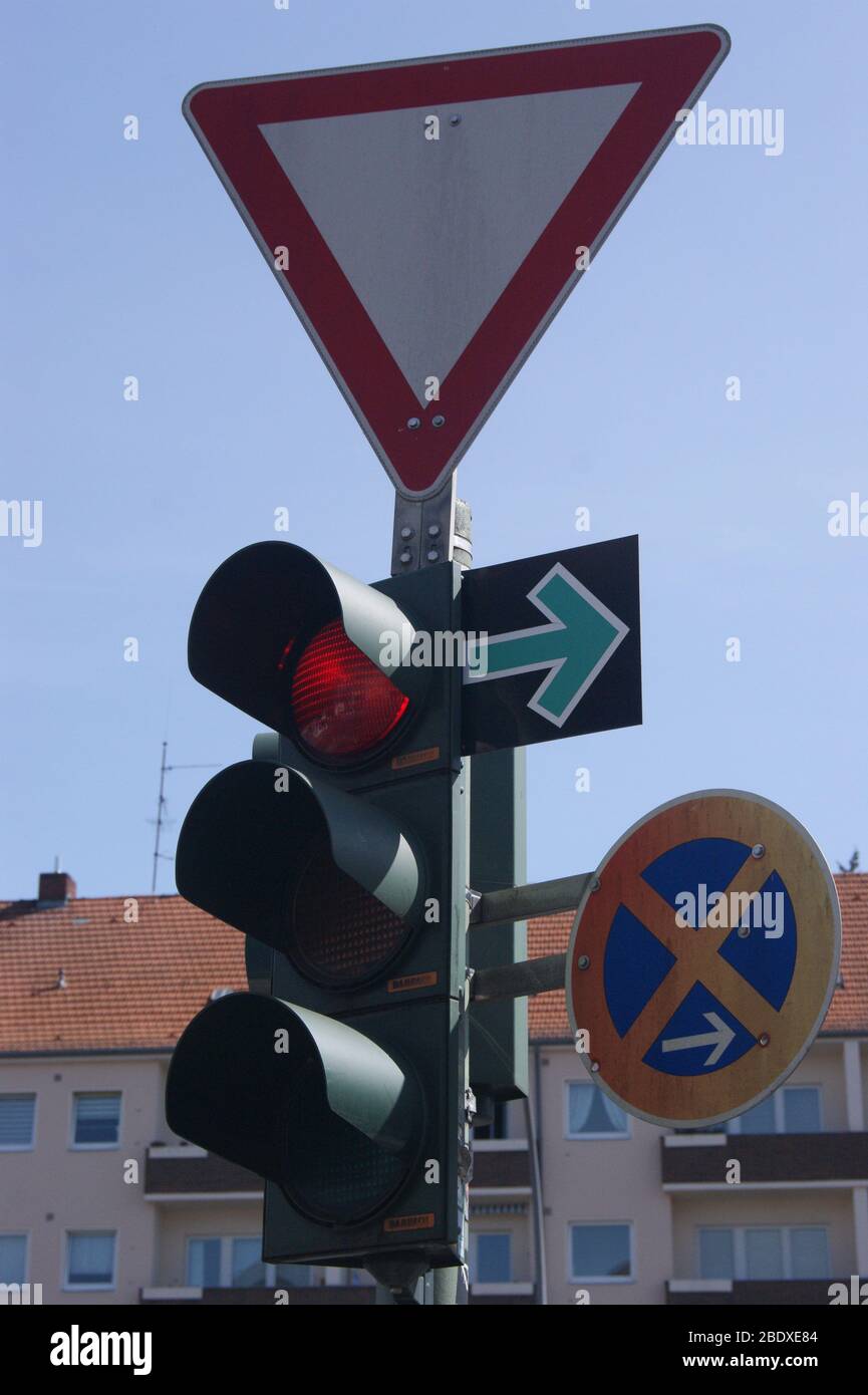 Rechtsabbiegerpfeil, auch Grünpfeil genannt, Verkehrszeichen 720, an einer Ampel an der Kreuzung Wilhelmstr. Ecke Seeburger Straße in Berlin-Spandau. Stock Photo