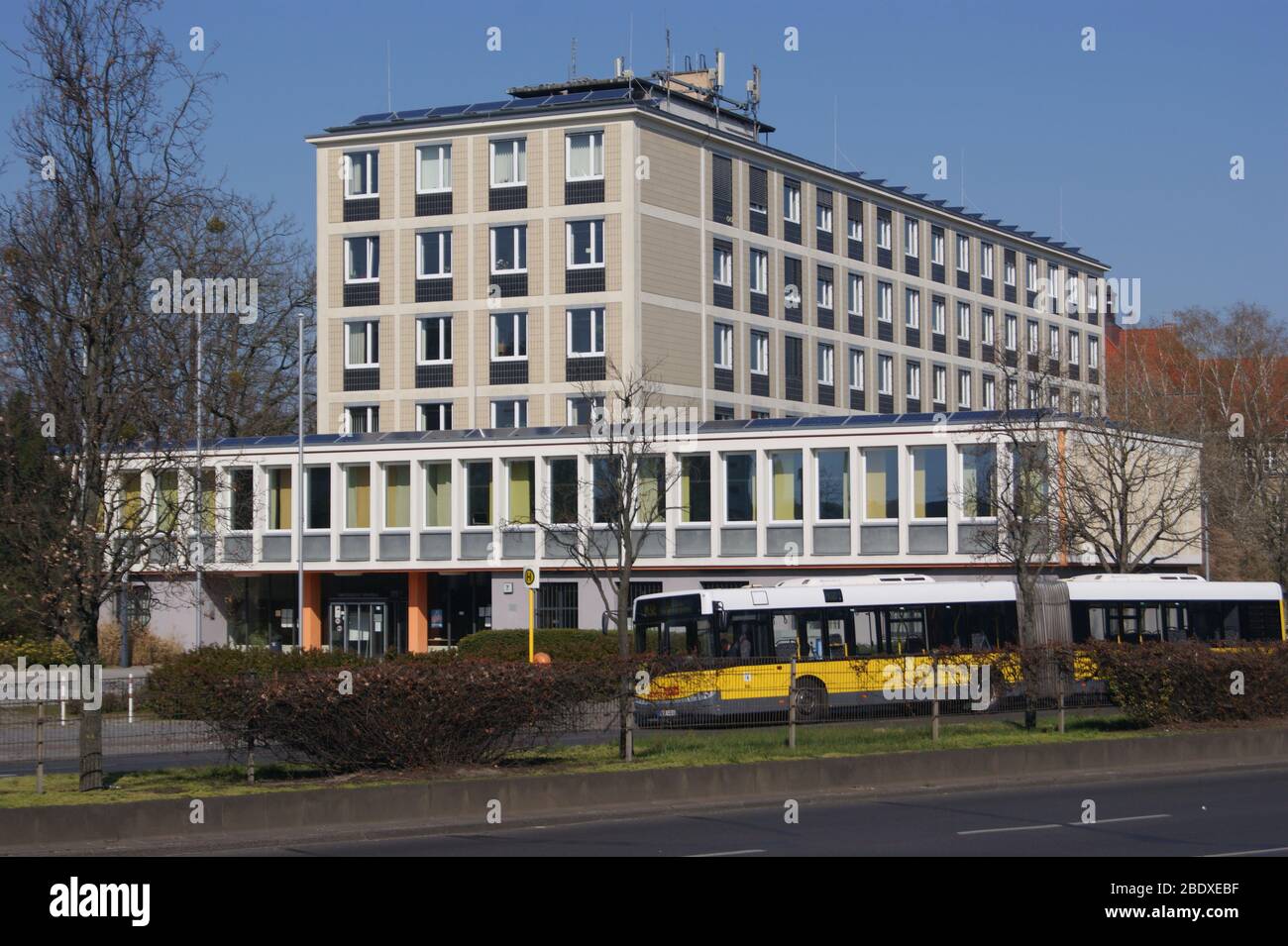 Das Amtsgericht Spandau, gebaut von 1953 bis 1954, am Altstädter Ring, in der Nähe des Rathaus' Spandau. Stock Photo