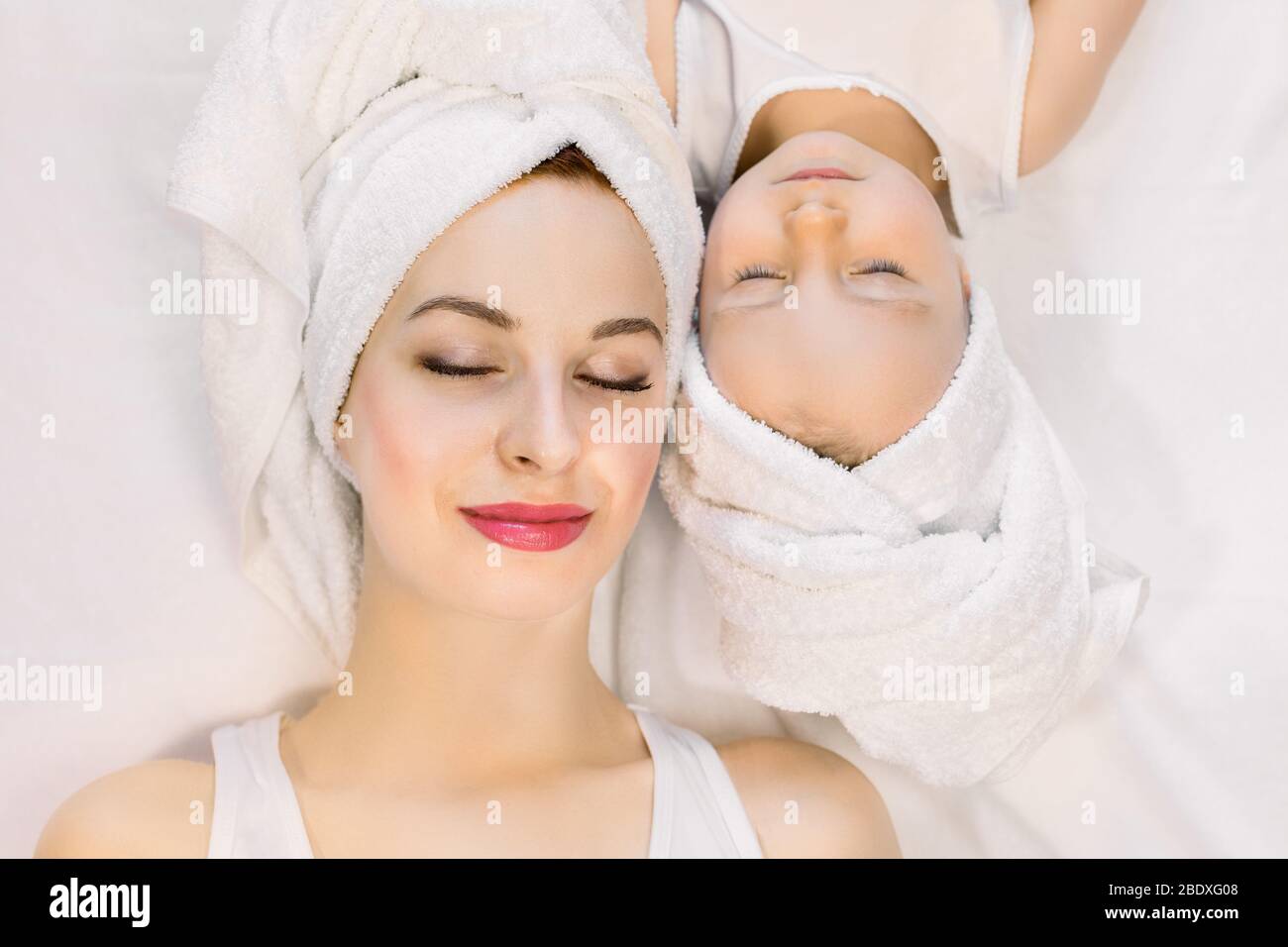 Mother and daughter relaxing at the spa hires stock photography and