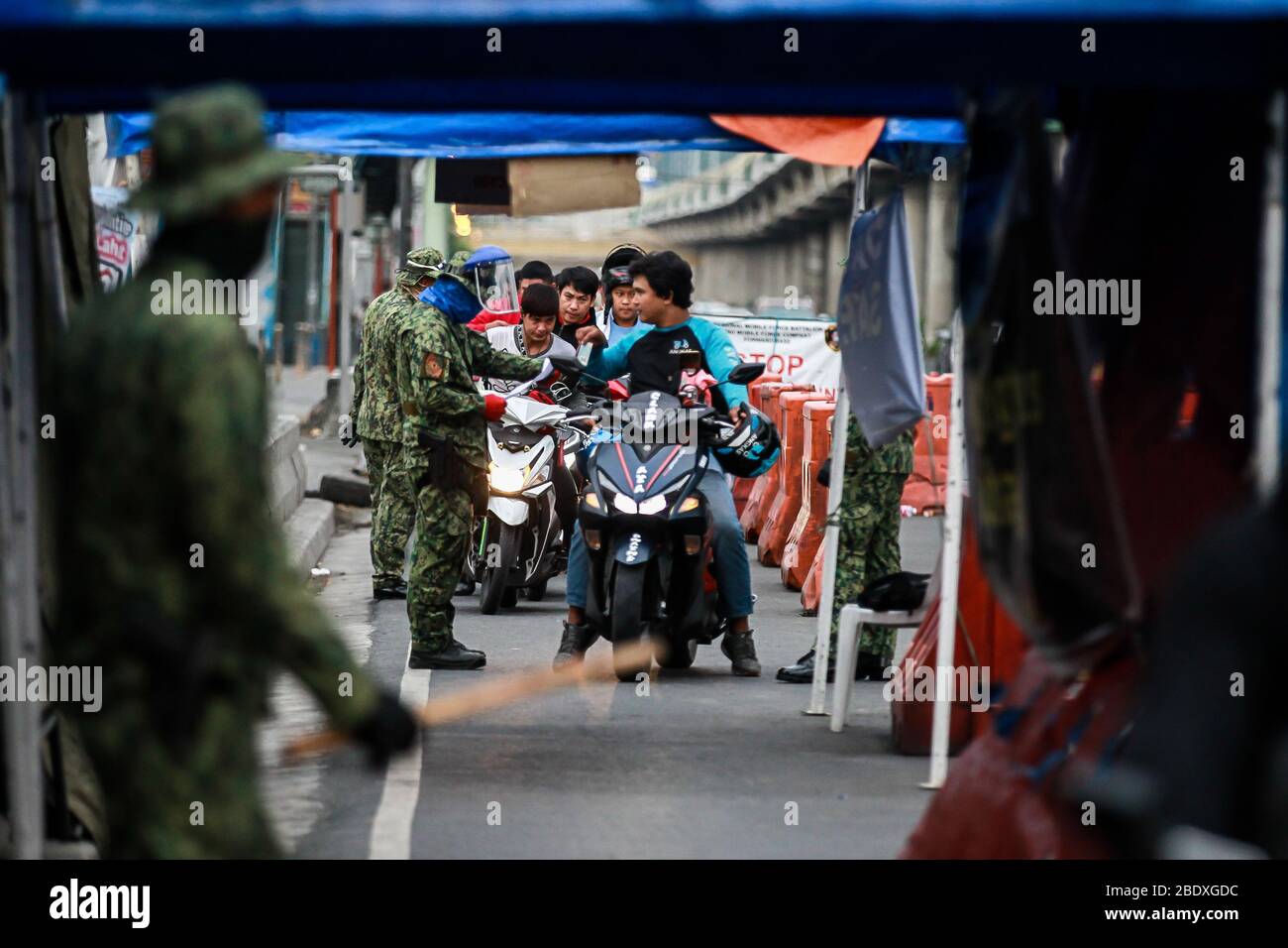 Antipolo City, Philippines. 10th Apr, 2020. Police inspect motorists at a checkpoint in Antipolo City, the Philippines, on April 10, 2020. The Department of Health (DOH) of the Philippines on Friday reported 119 new confirmed COVID-19 cases, bringing the total number to 4,195. Credit: Rouelle Umali/Xinhua/Alamy Live News Stock Photo