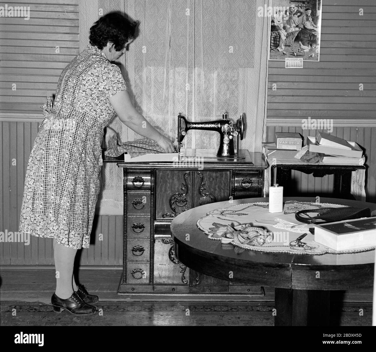 Sewing machine history hires stock photography and images Alamy
