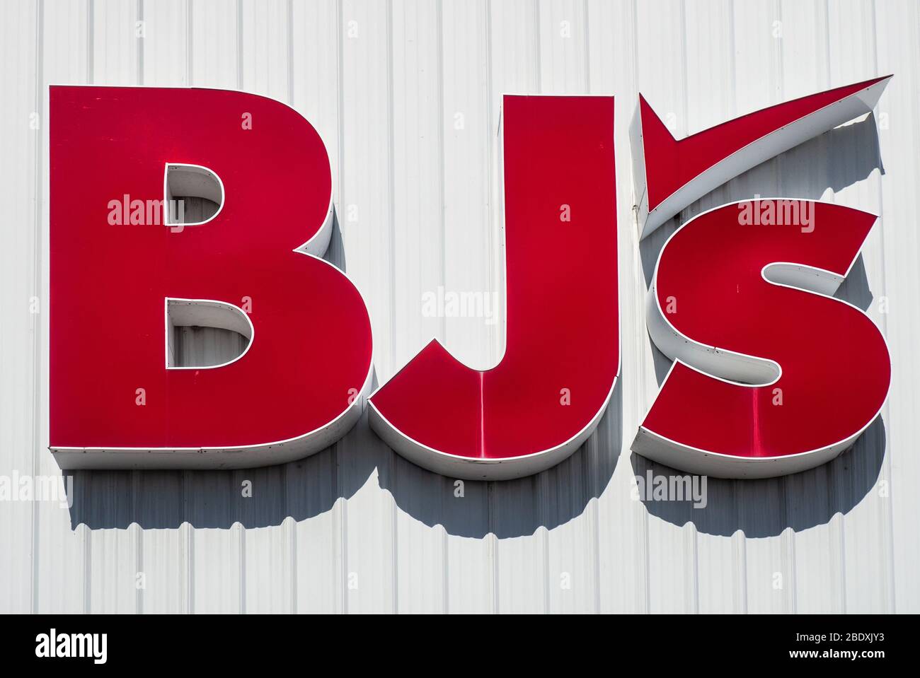 Clay, New york, USA. April 10, 2020. Exterior wall with the BJ'S logo at a BJ'S Wholesale Club in Clay, NY Stock Photo