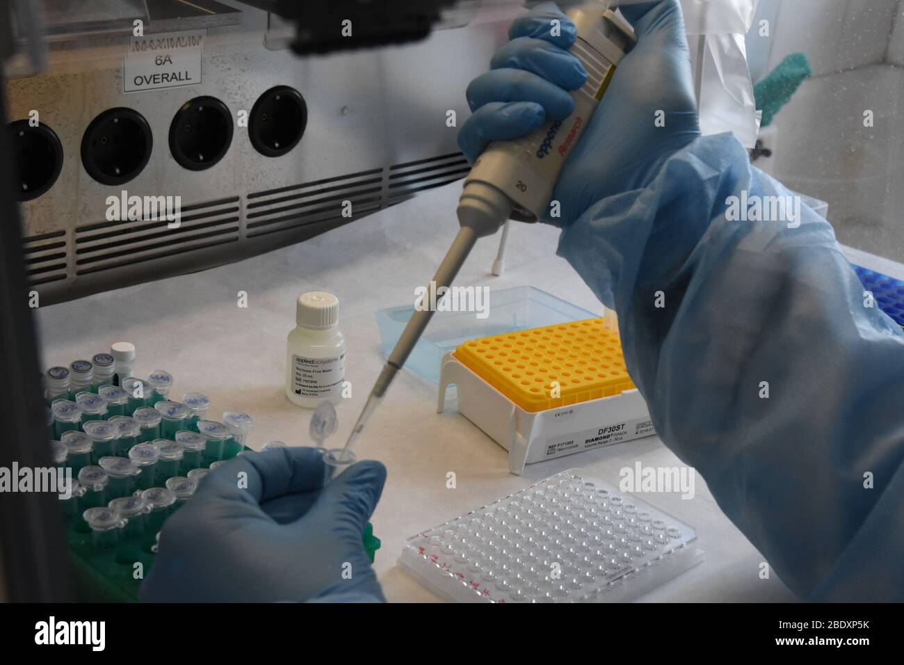 Bacteriological laboratory hires stock photography and images Alamy