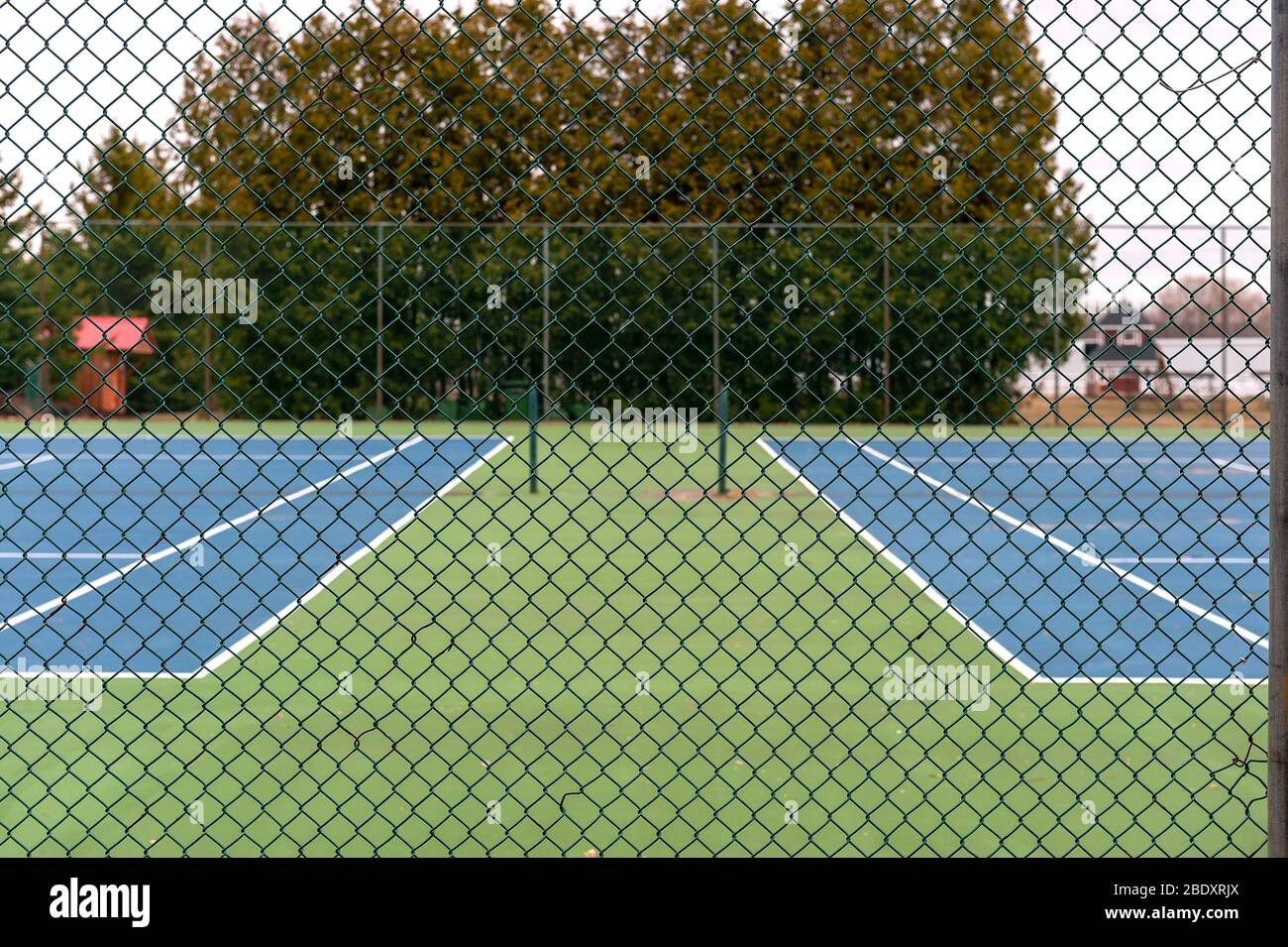 Chain link fence around a tennis court Stock Photo Alamy