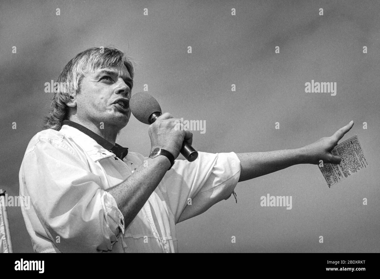 Archive image of David Icke. Photographed at the BBC Radio One Roadshow in Devon in the 1990's DJ Nicky Campbell was the host Stock Photo