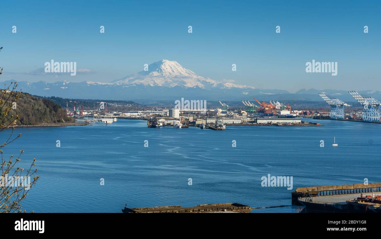 A view of the Port of Tacoma with Mount Rainier in the distance Stock ...