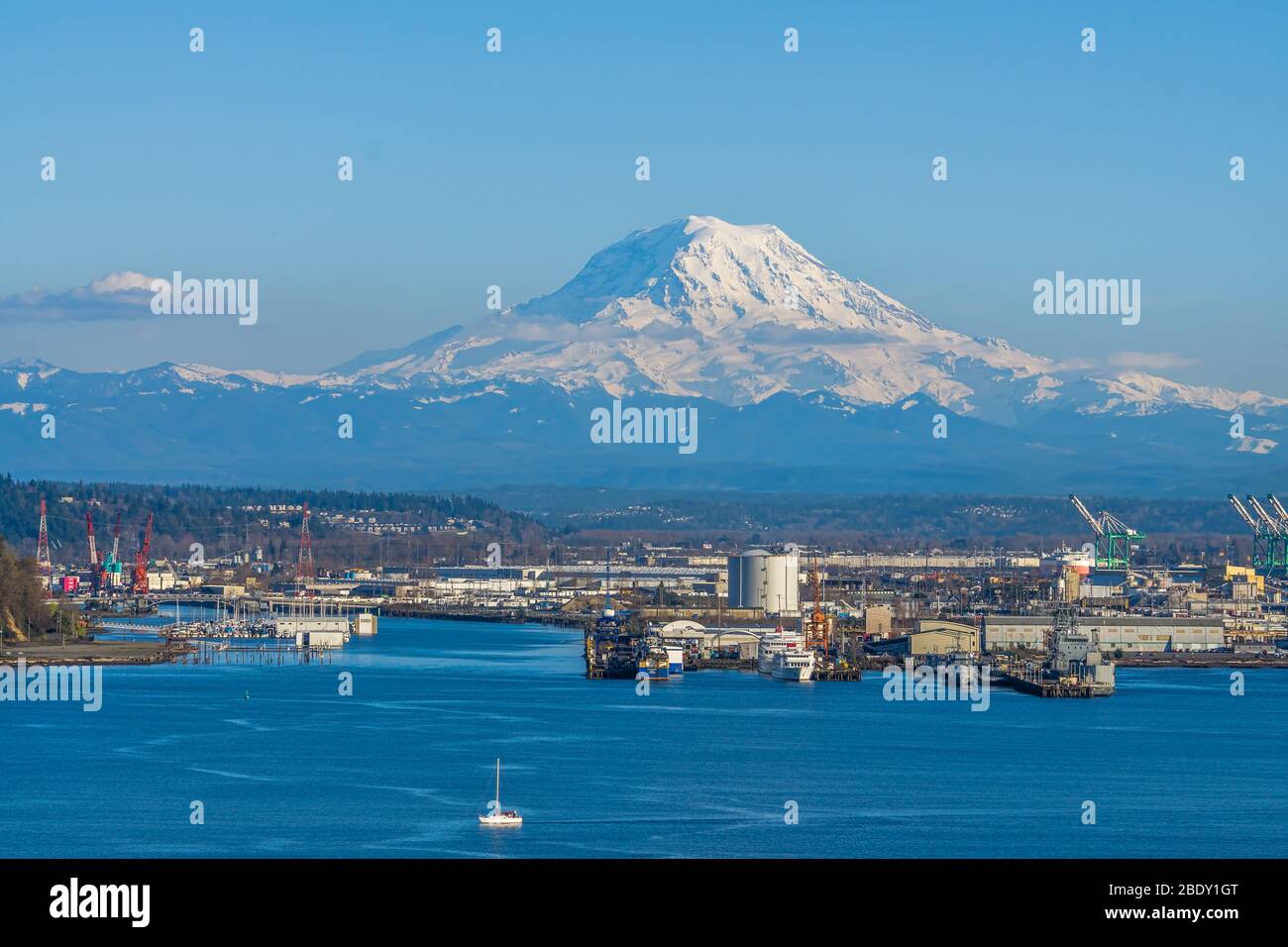 A view of the Port of Tacoma with Mount Rainier in the distance Stock ...